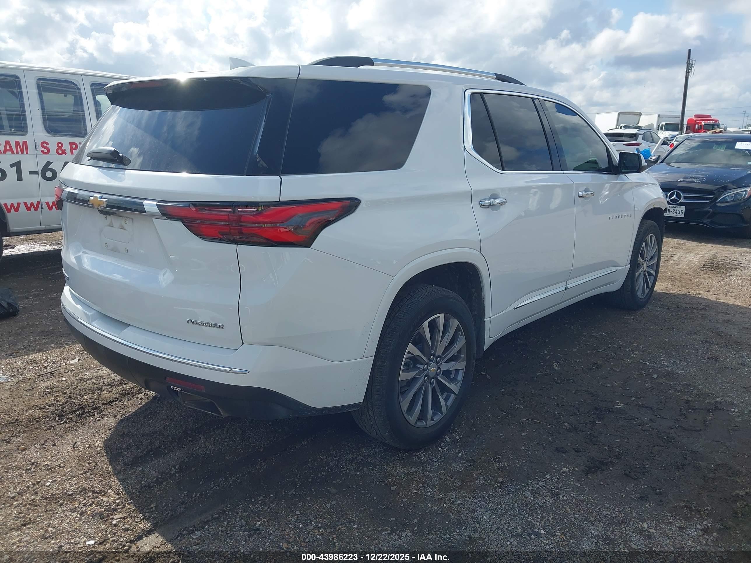 CHEVROLET TRAVERSE image 4