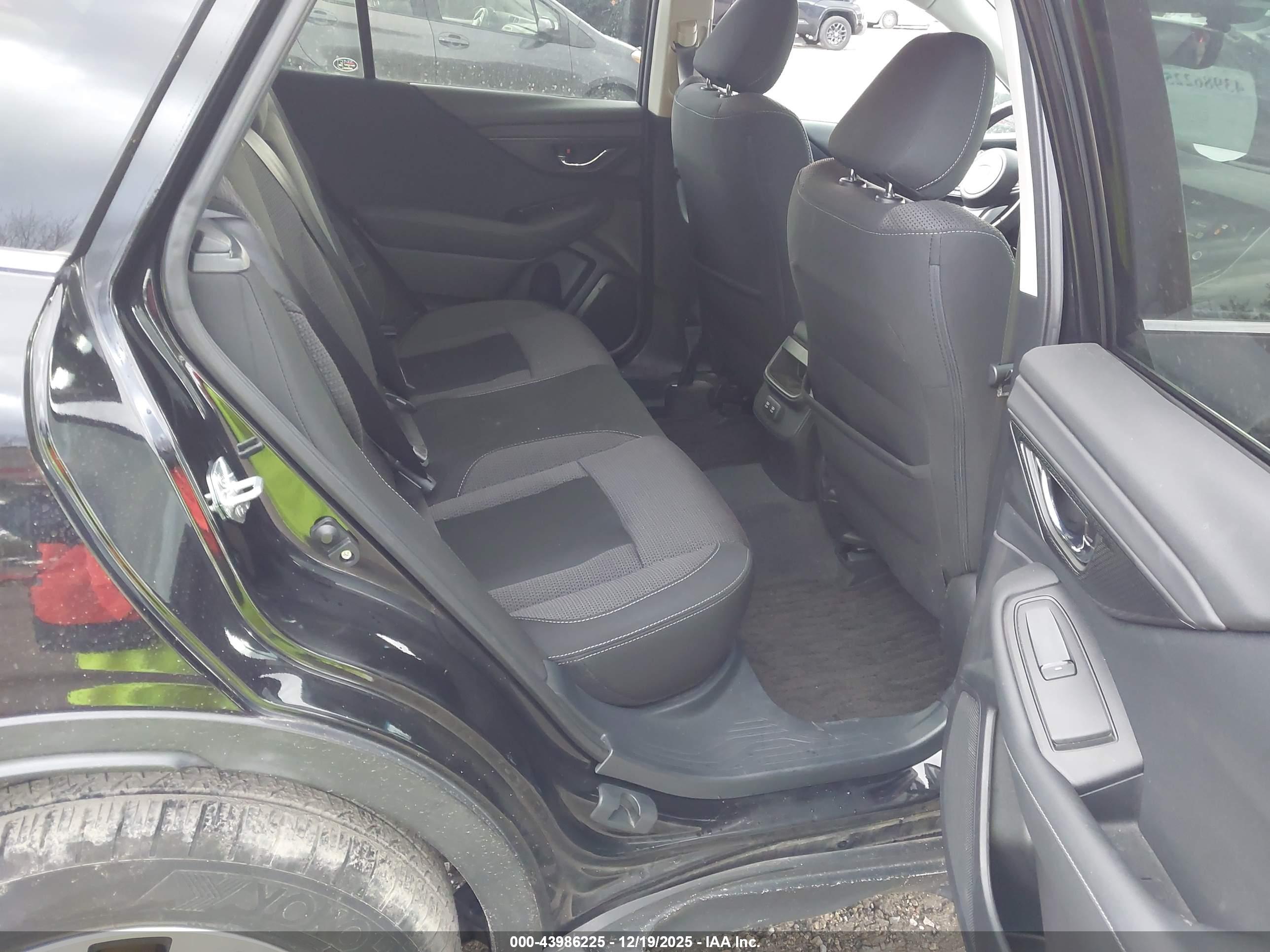 SUBARU OUTBACK image 8