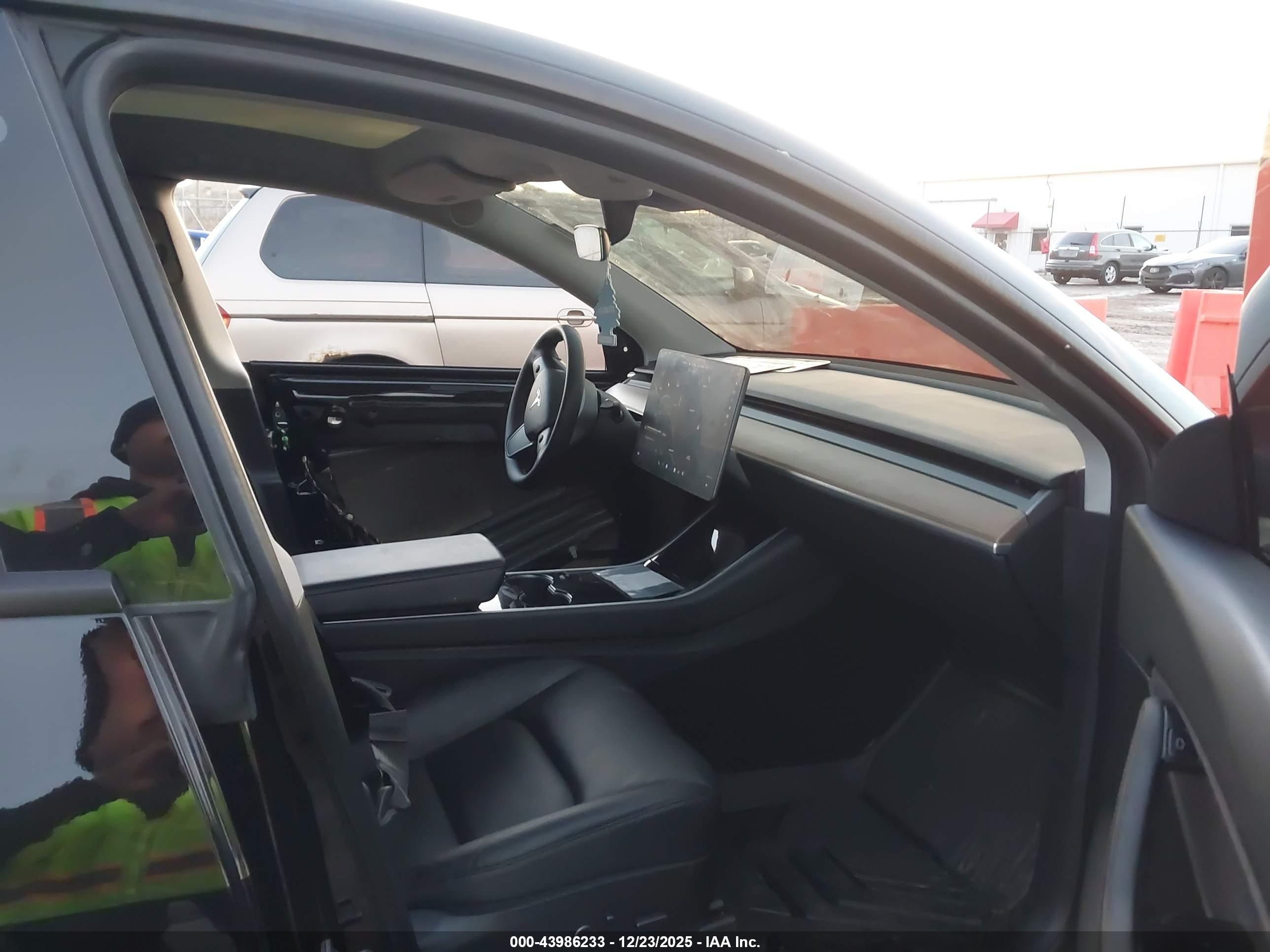 TESLA MODEL image 5