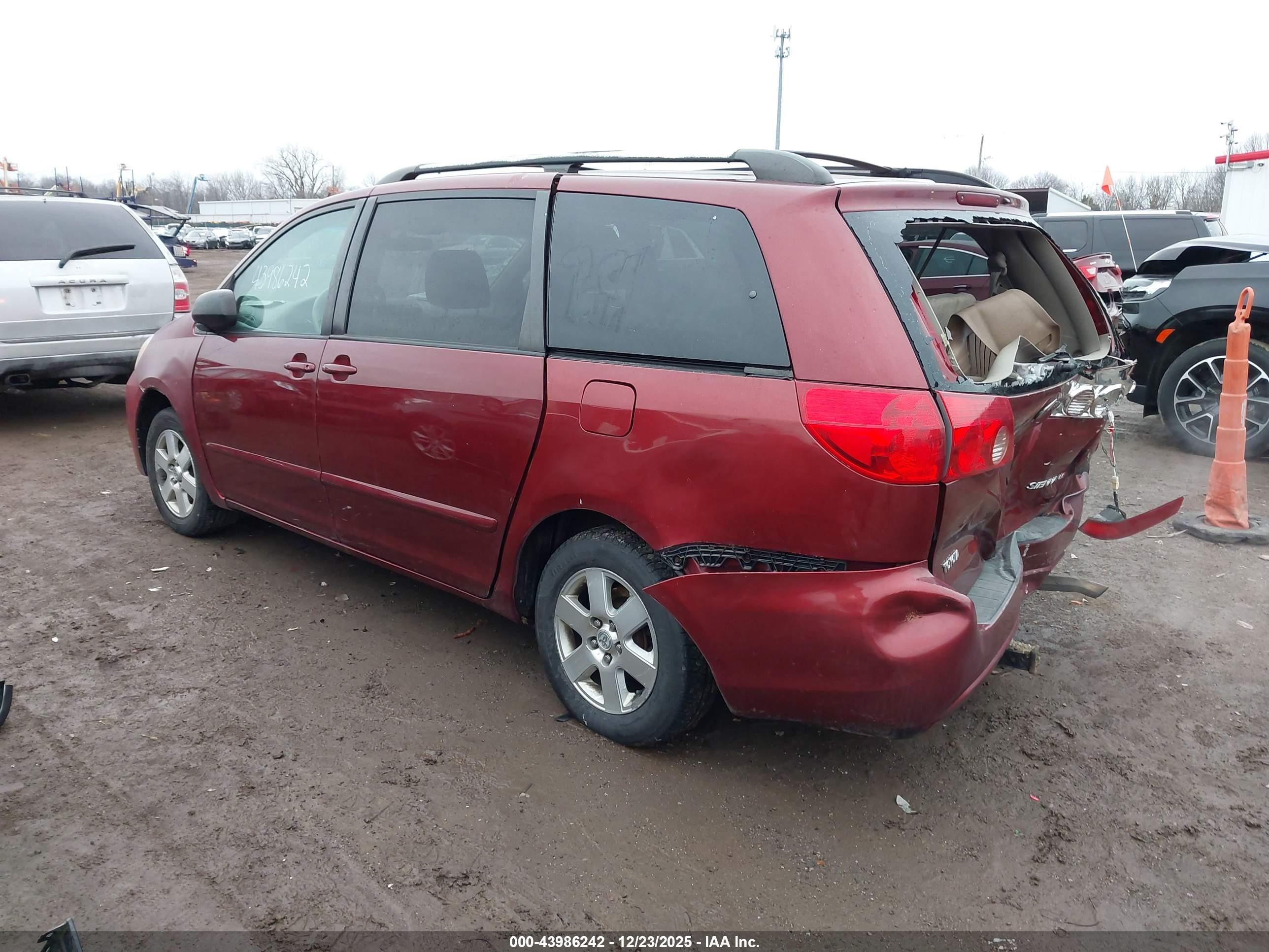 TOYOTA SIENNA image 3