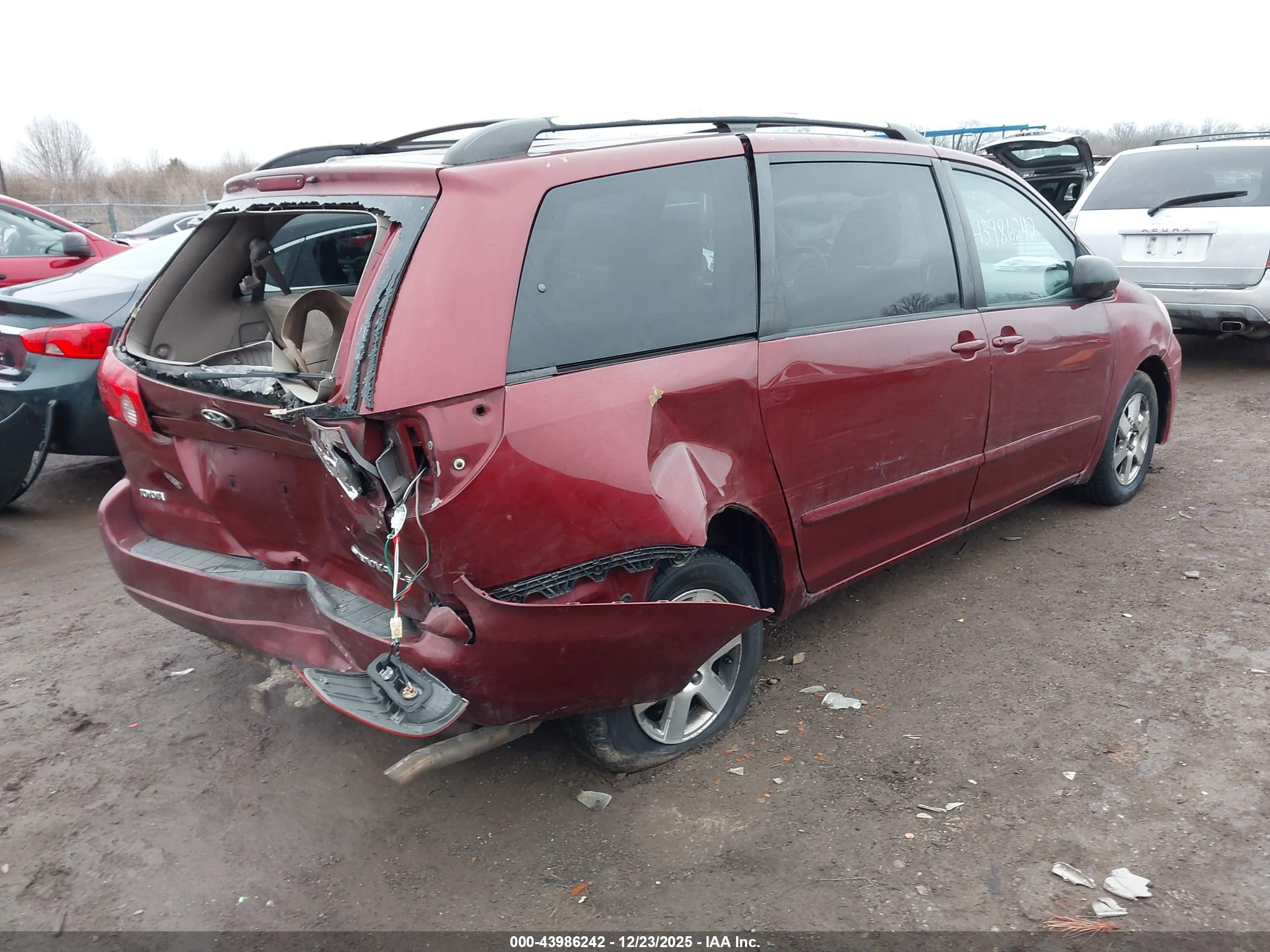 TOYOTA SIENNA image 4