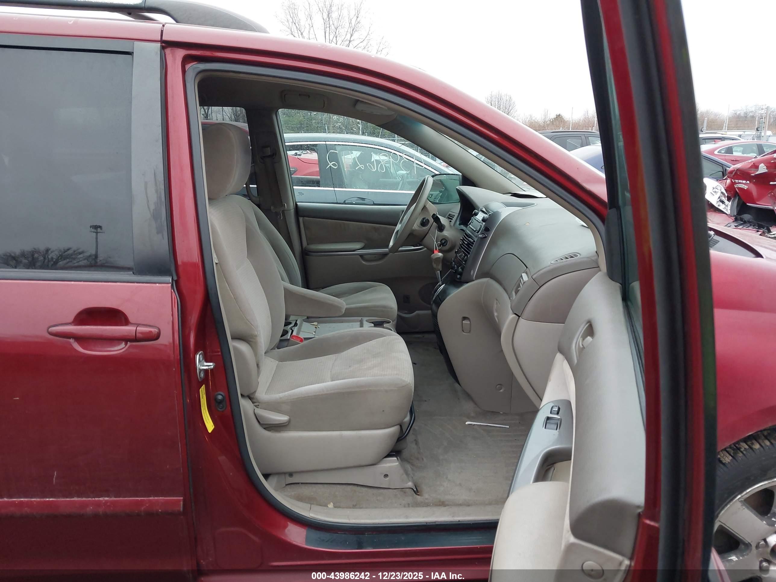 TOYOTA SIENNA image 5