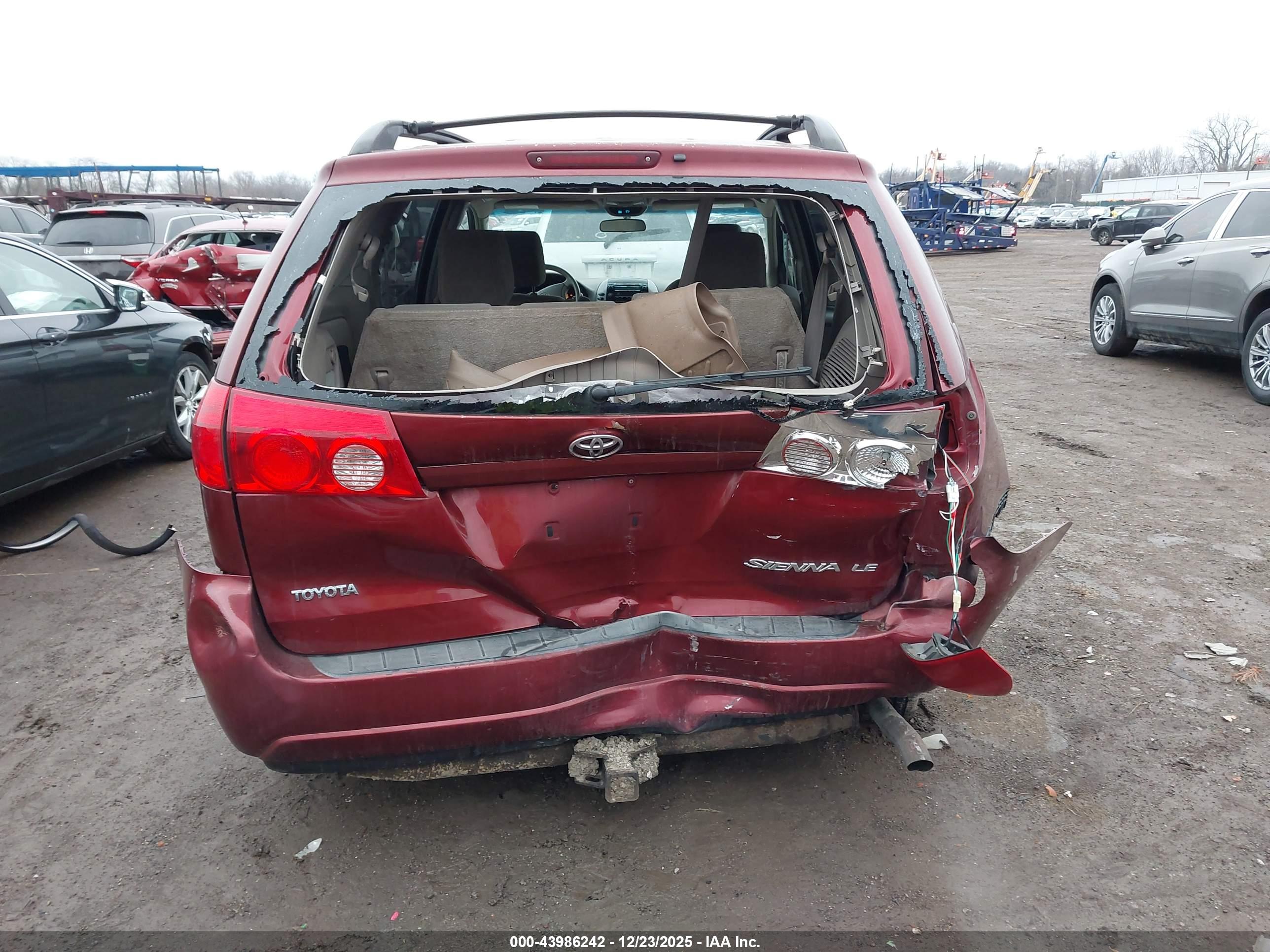 TOYOTA SIENNA image 6