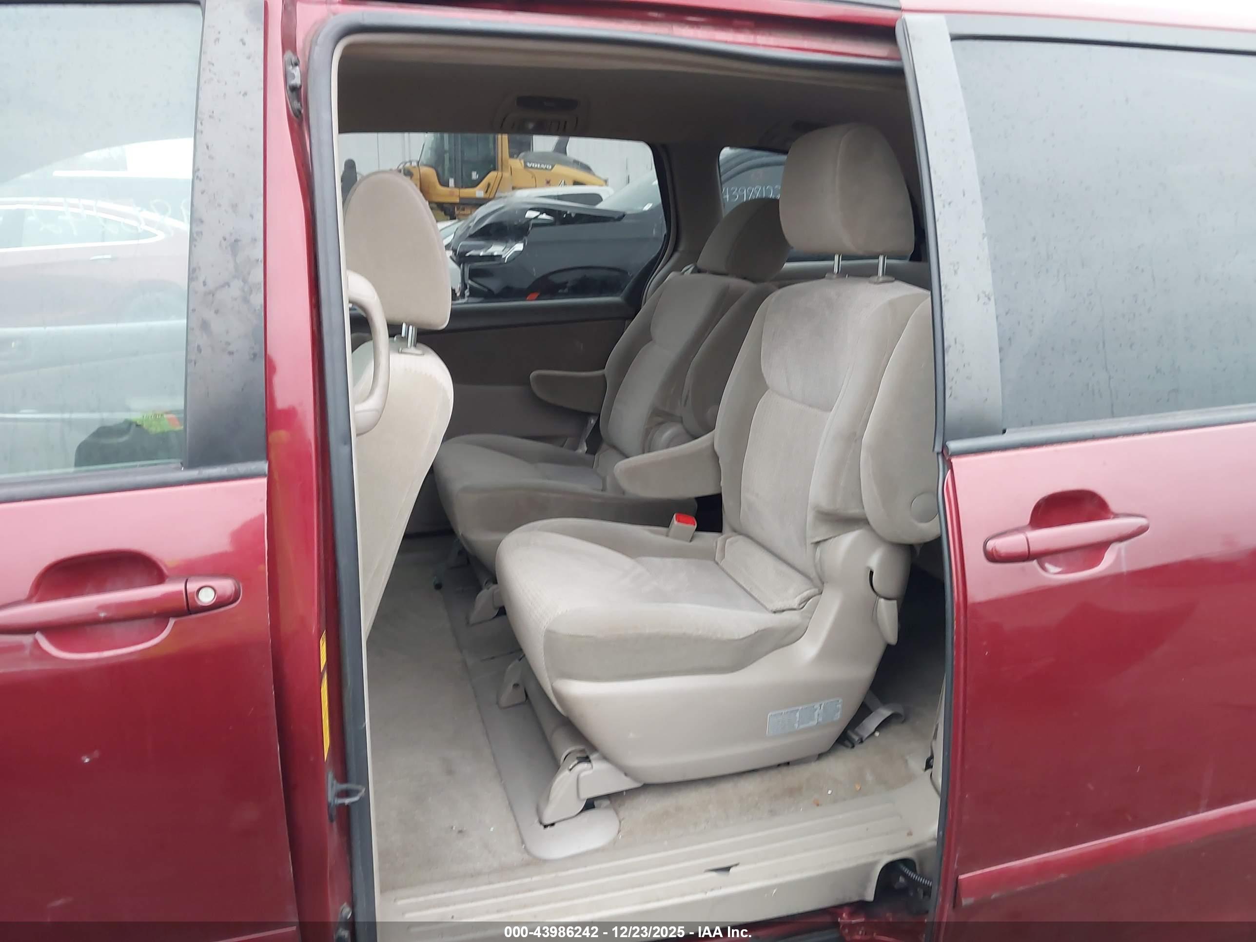 TOYOTA SIENNA image 8