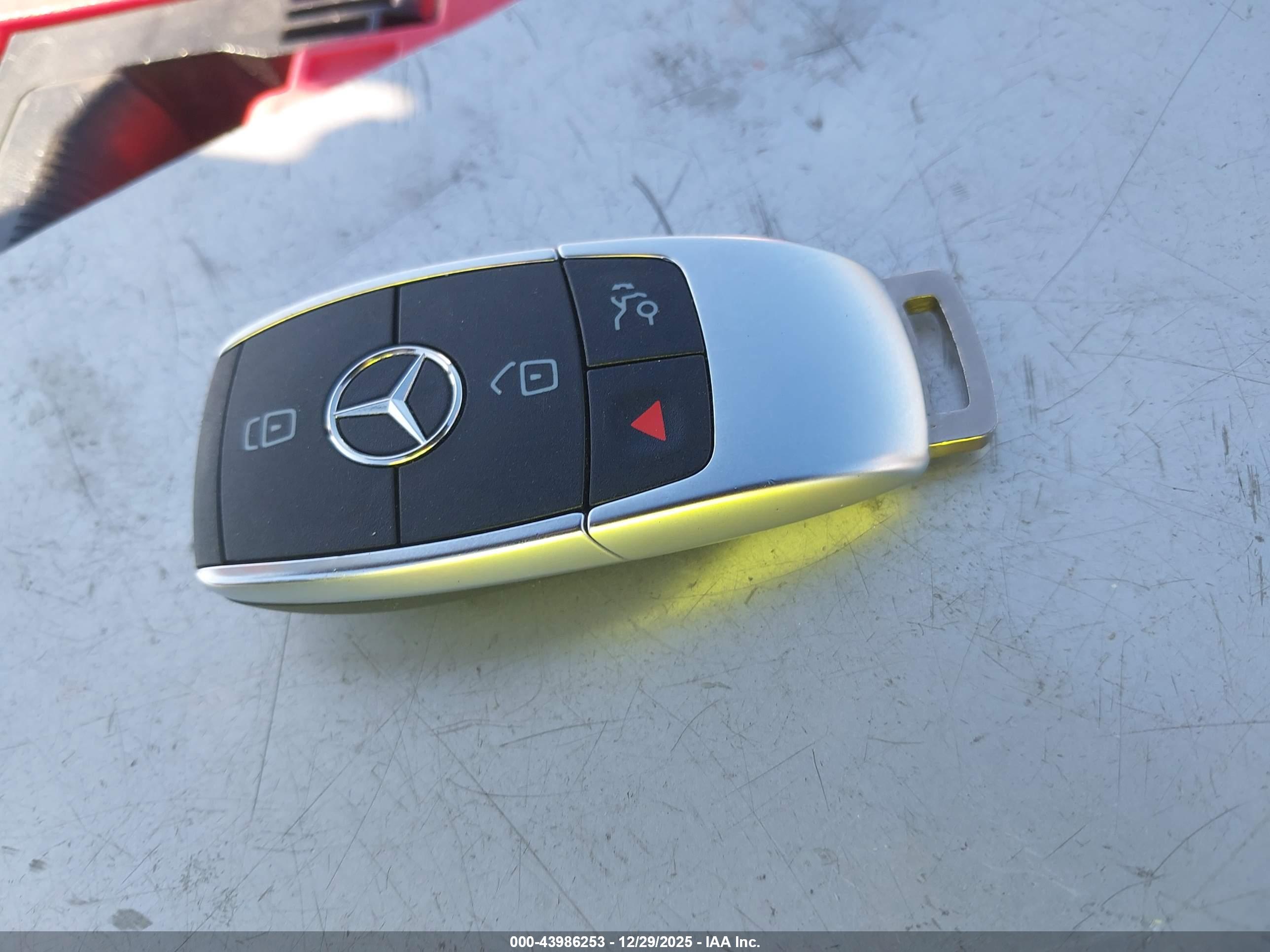 MERCEDES-BENZ GLA image 11