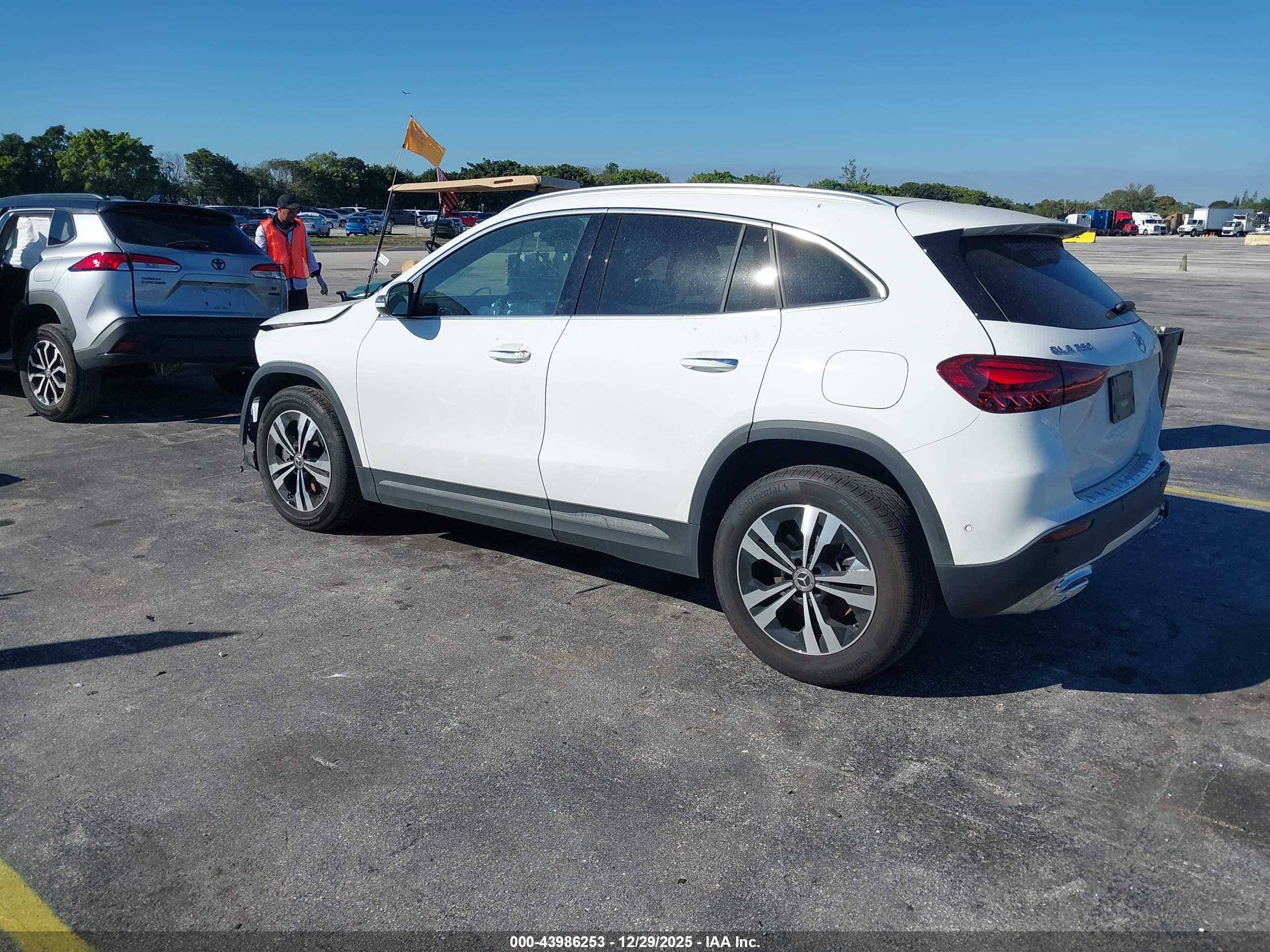 MERCEDES-BENZ GLA image 3