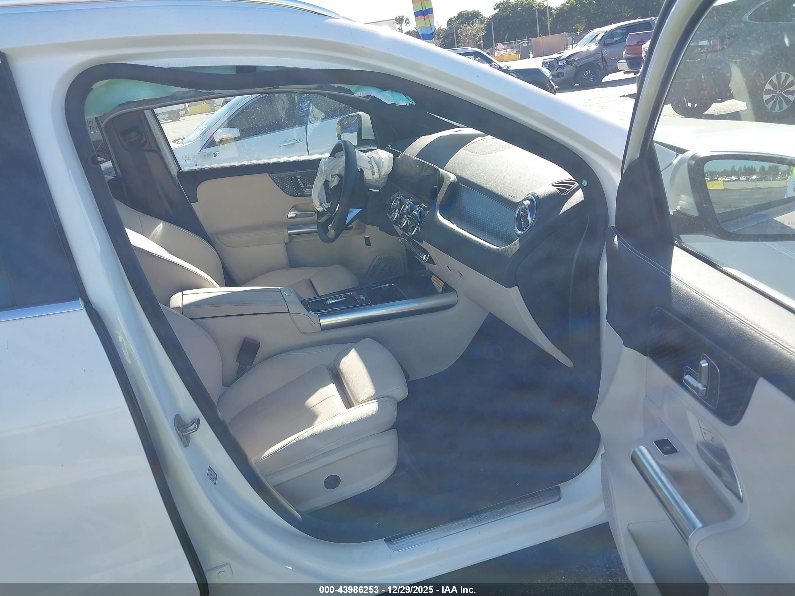 MERCEDES-BENZ GLA image 5