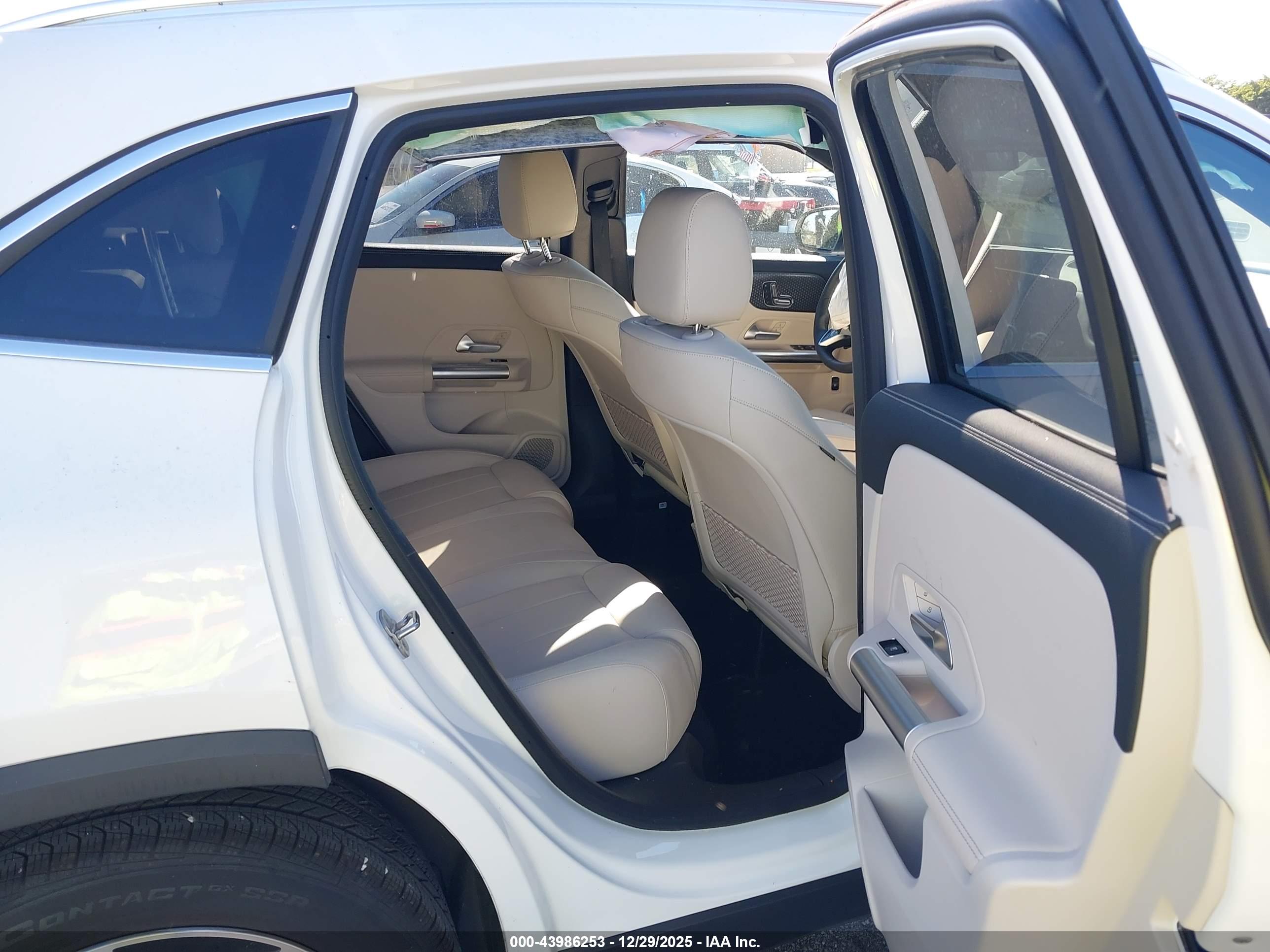 MERCEDES-BENZ GLA image 8