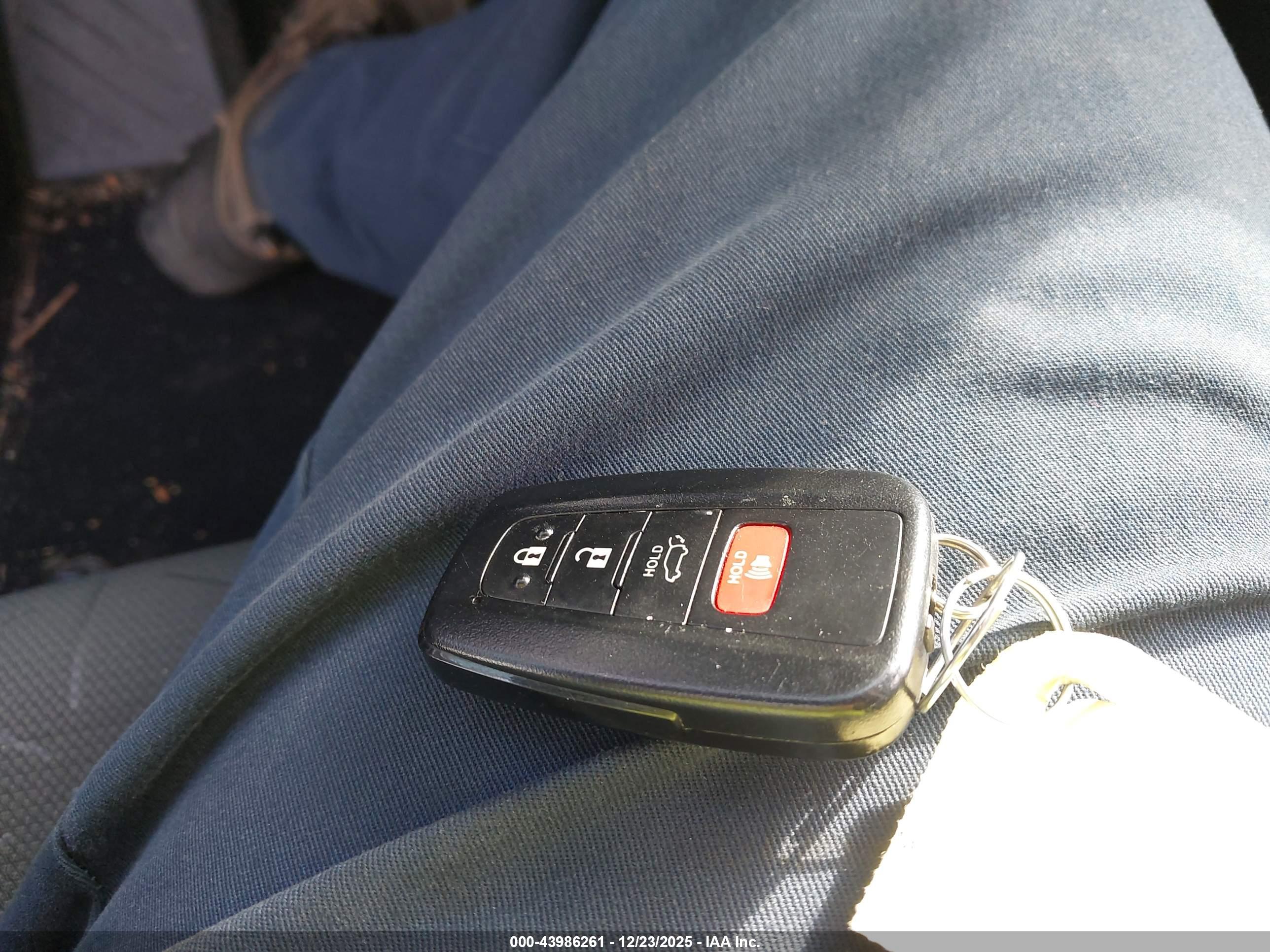 TOYOTA RAV4 image 11