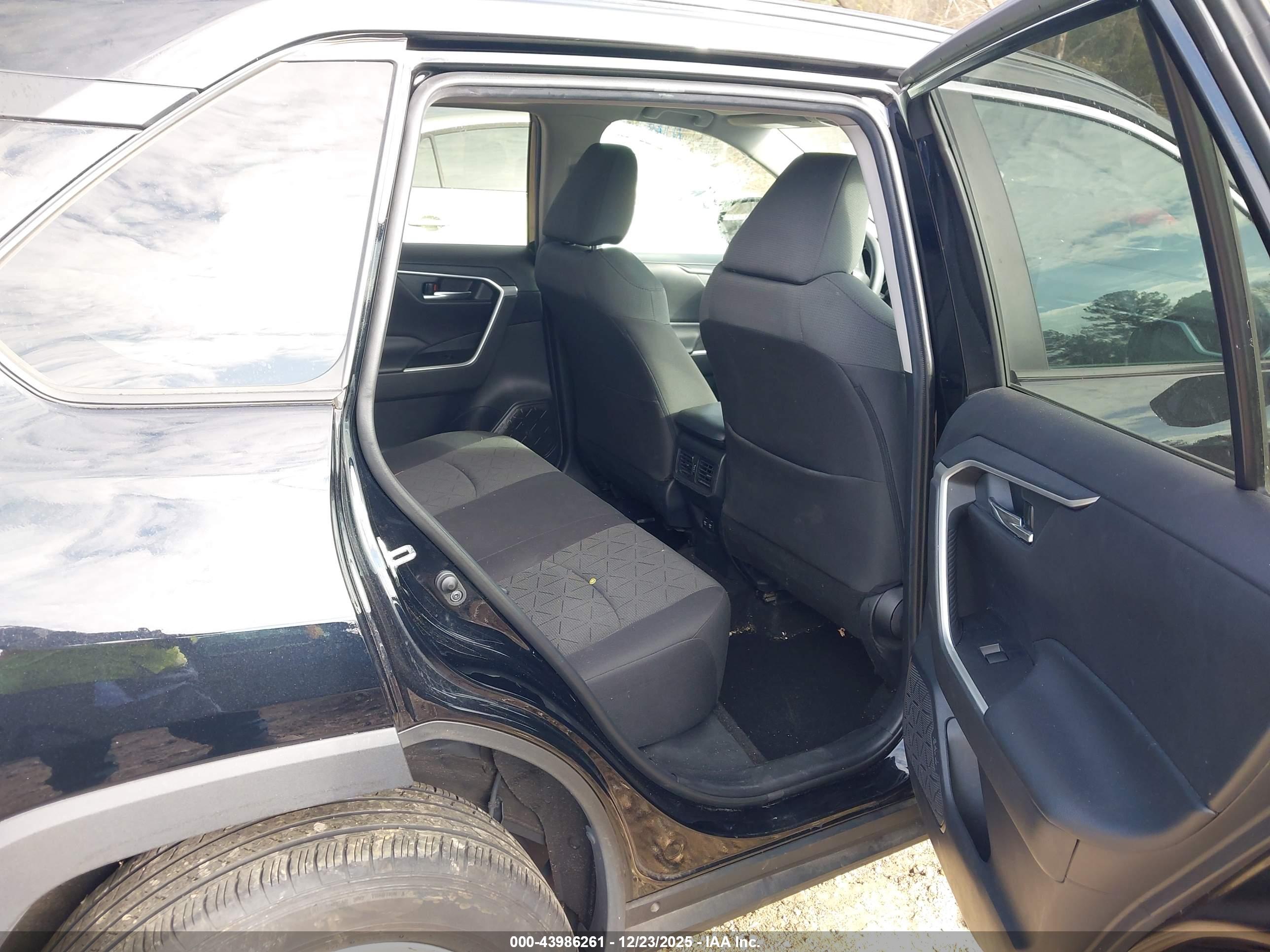 TOYOTA RAV4 image 8