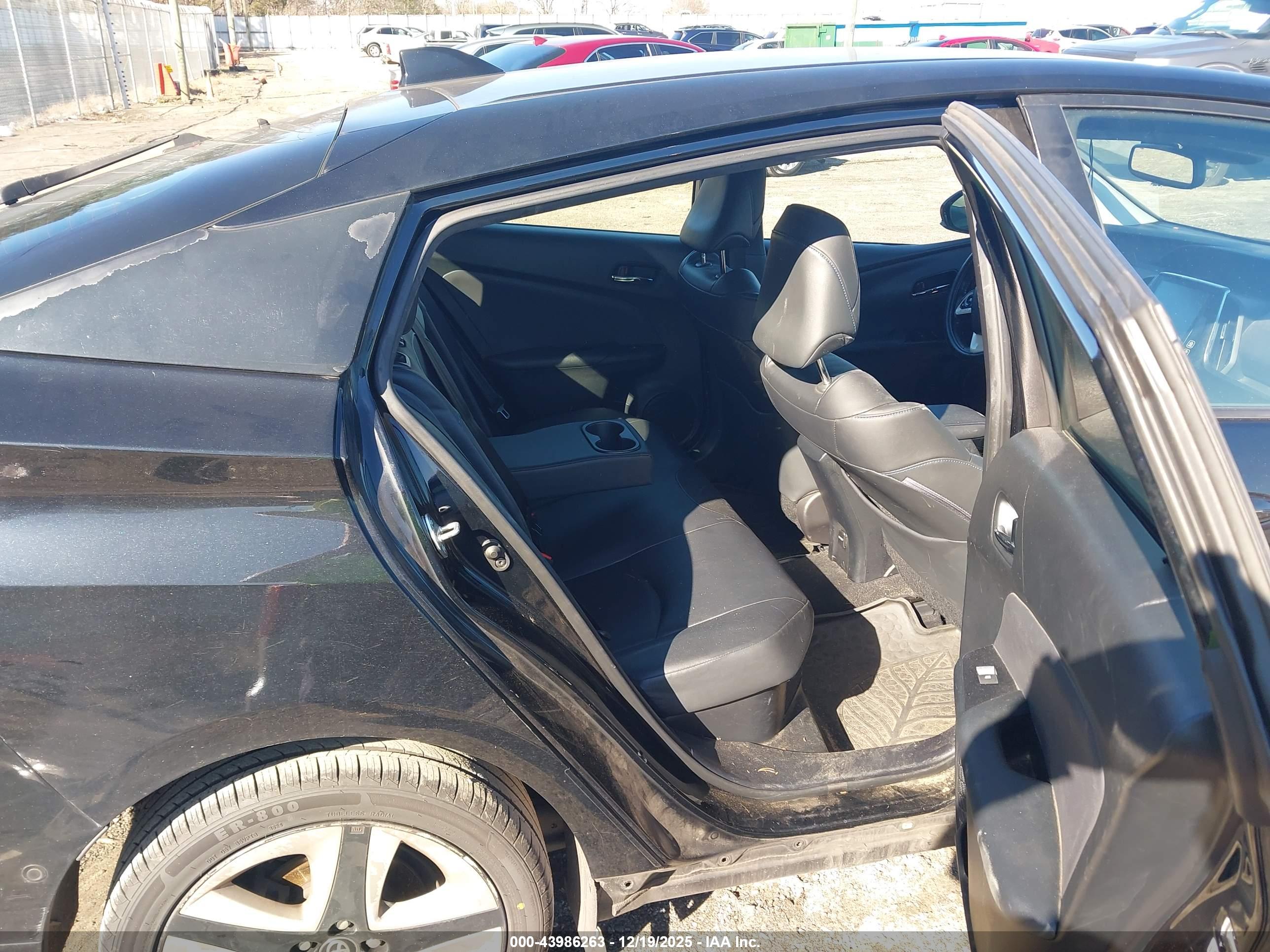TOYOTA PRIUS image 8