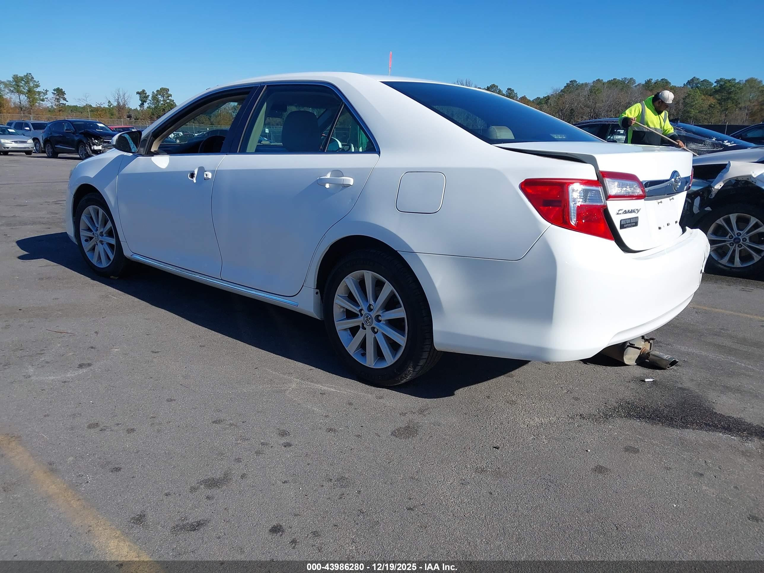 TOYOTA CAMRY image 3
