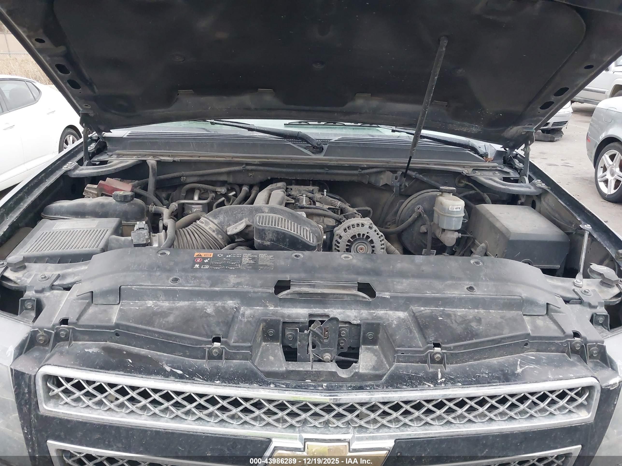 CHEVROLET SUBURBAN image 10