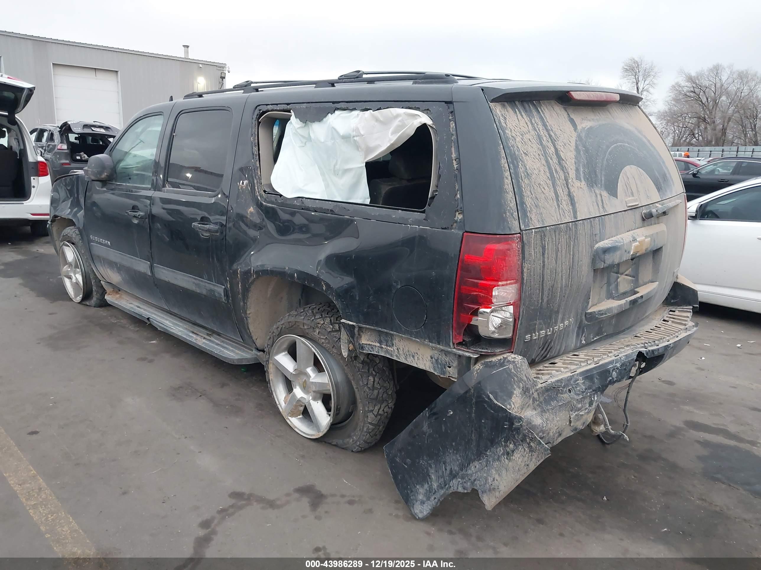 CHEVROLET SUBURBAN image 3