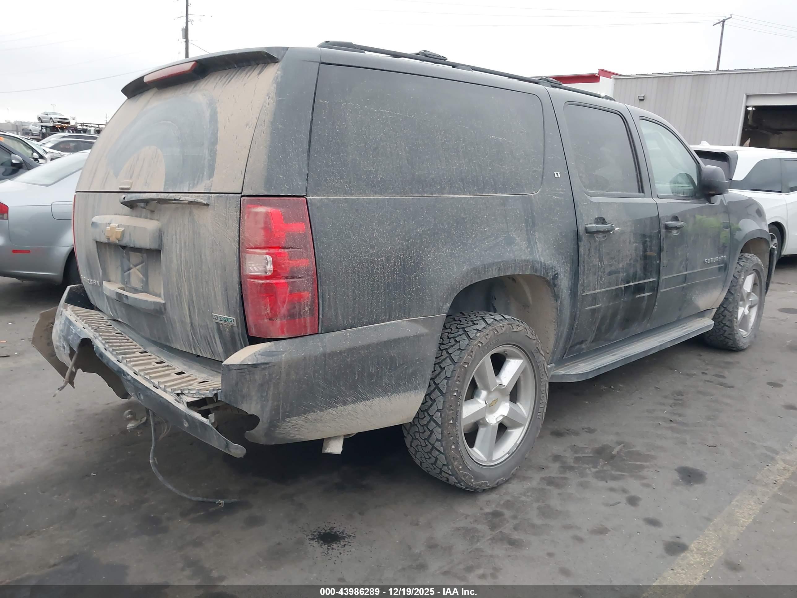 CHEVROLET SUBURBAN image 4