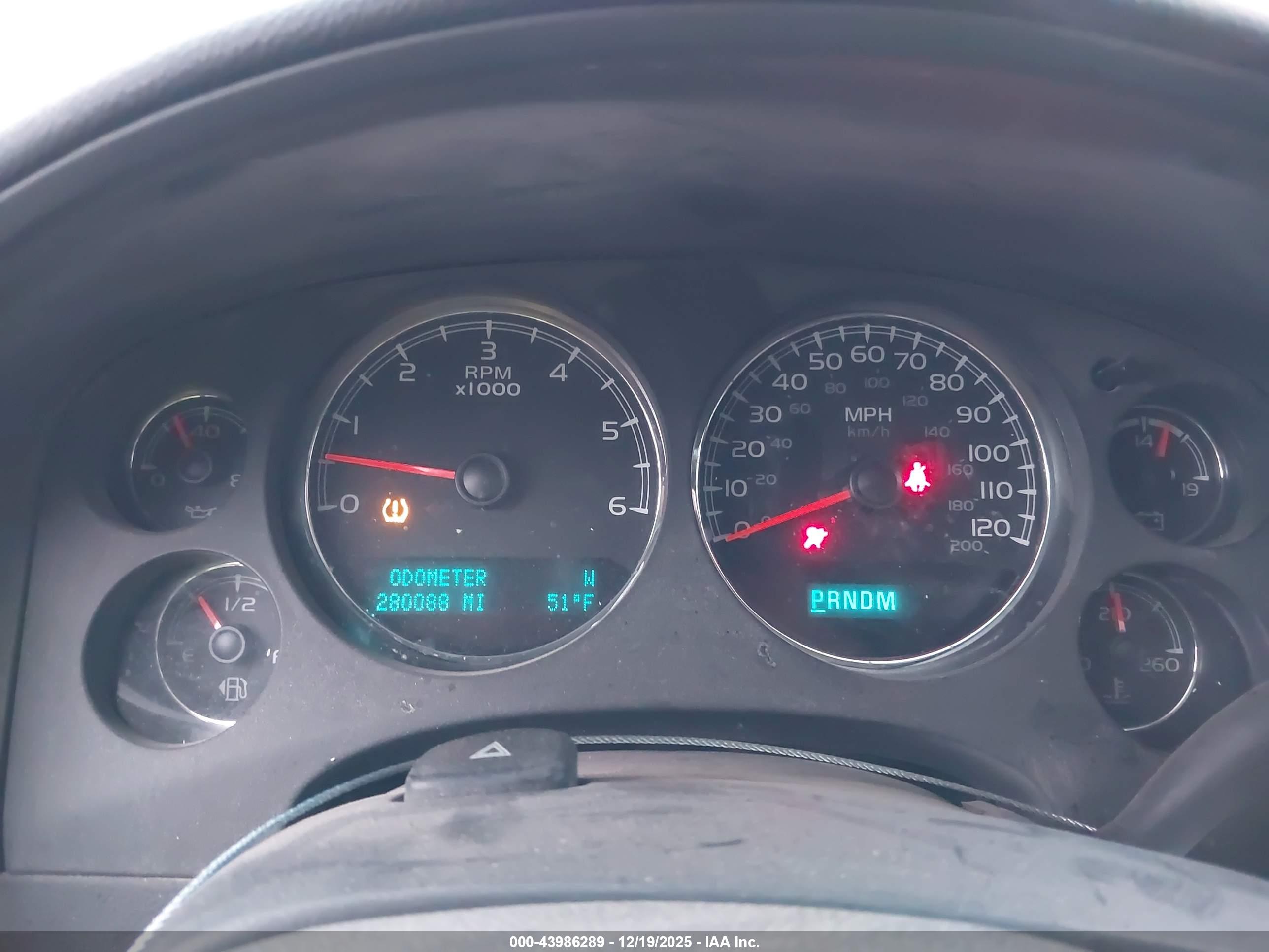 CHEVROLET SUBURBAN image 7
