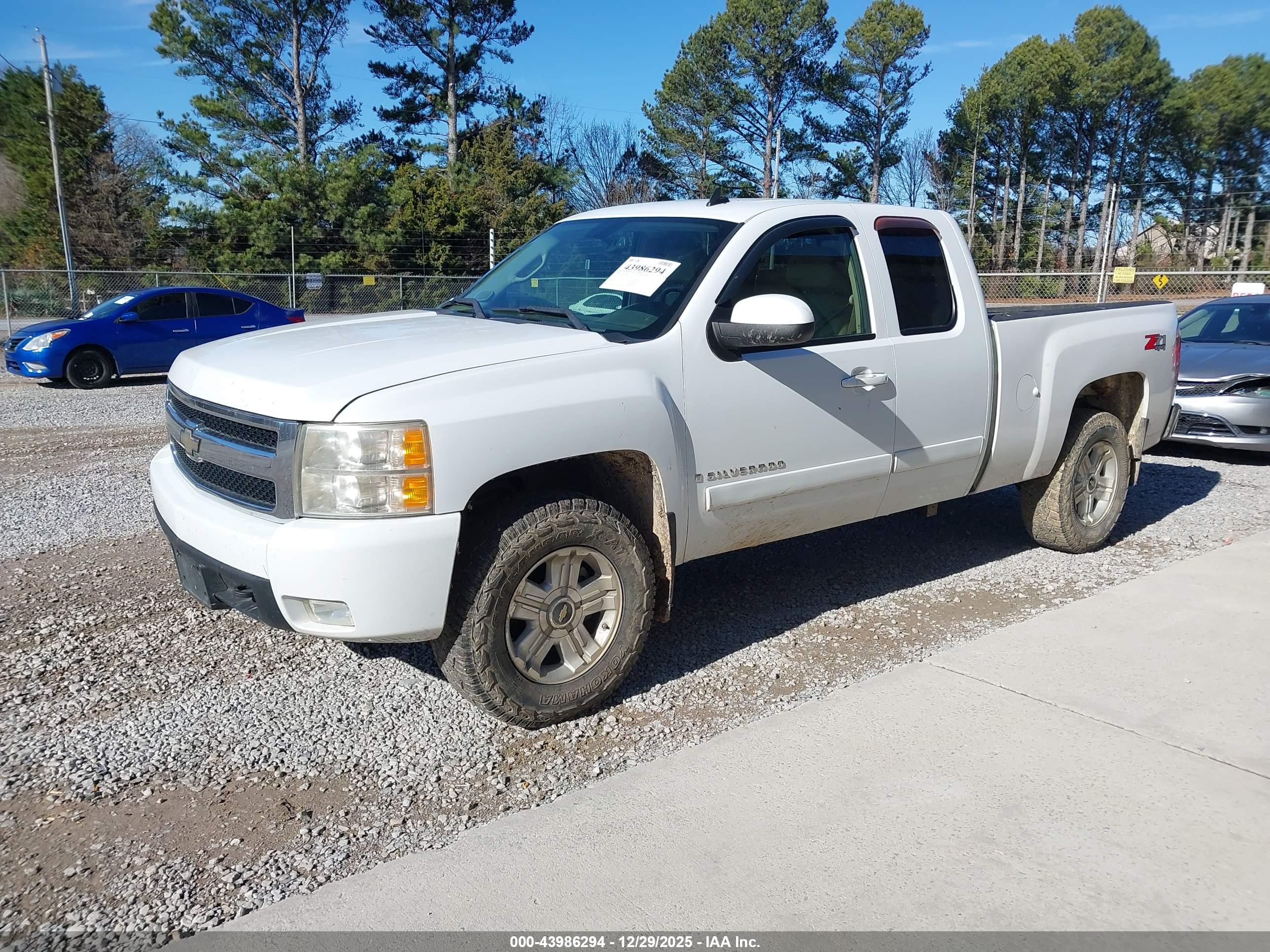 CHEVROLET SILVERADO image 2