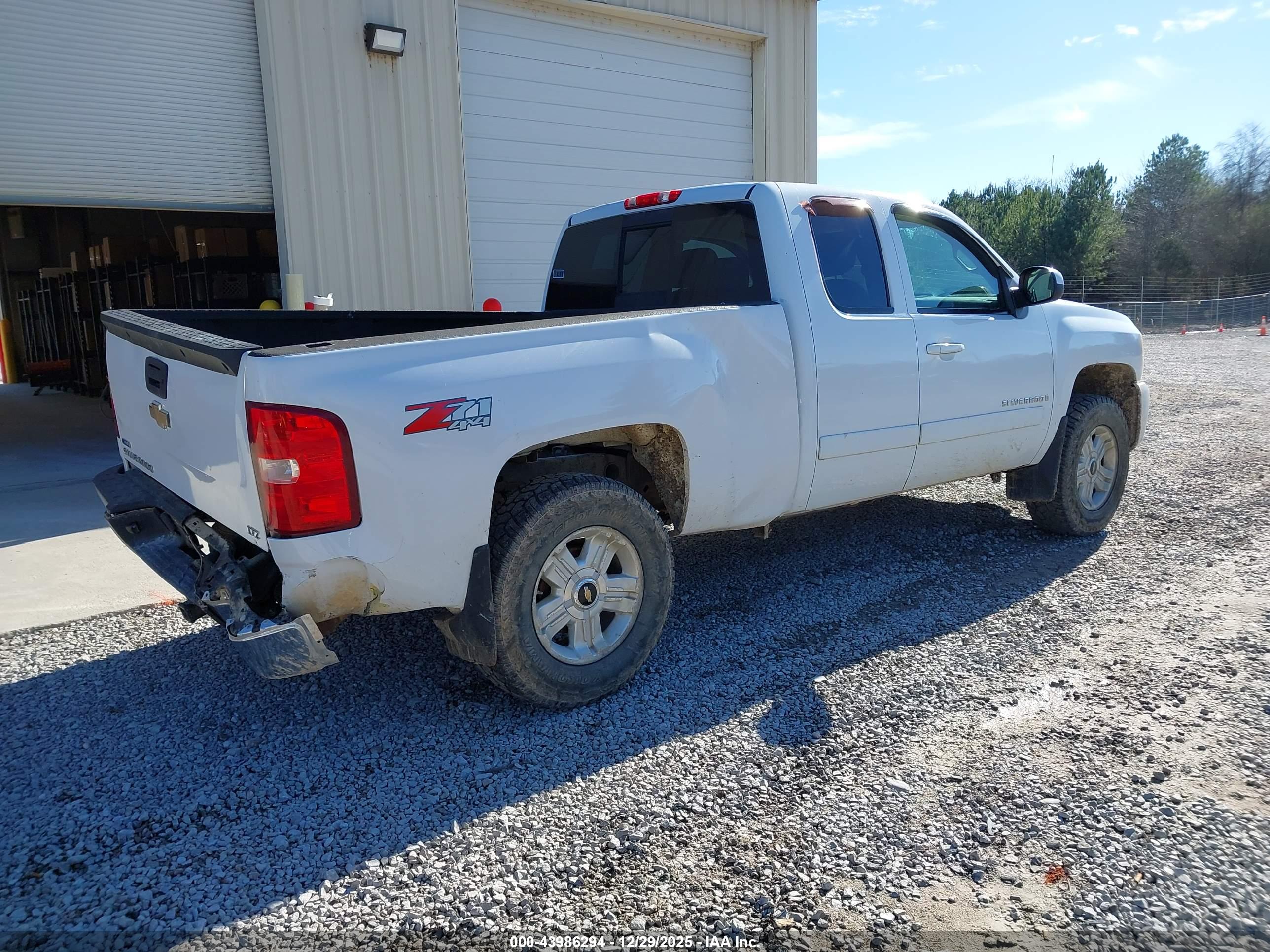 CHEVROLET SILVERADO image 4