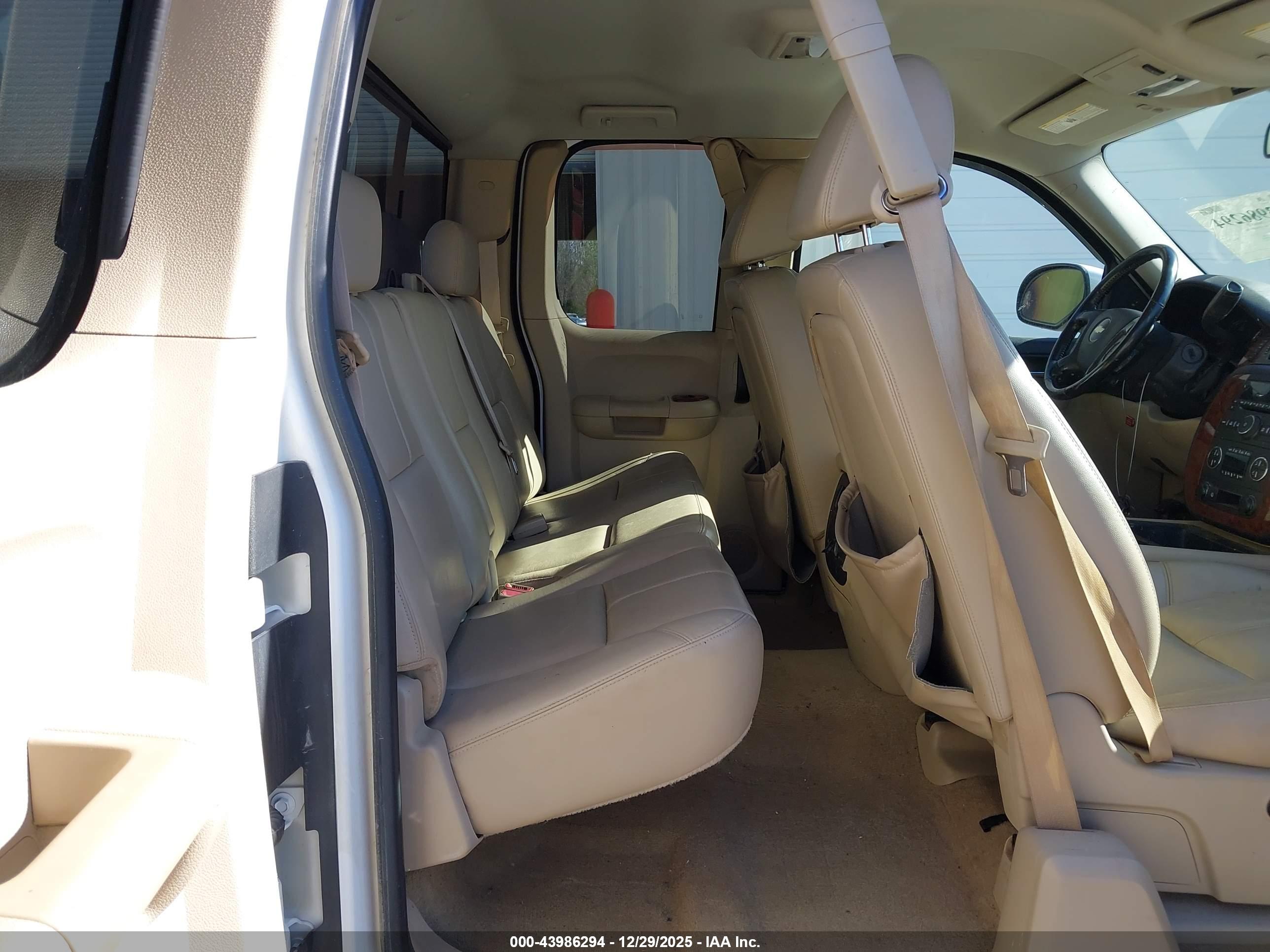 CHEVROLET SILVERADO image 8