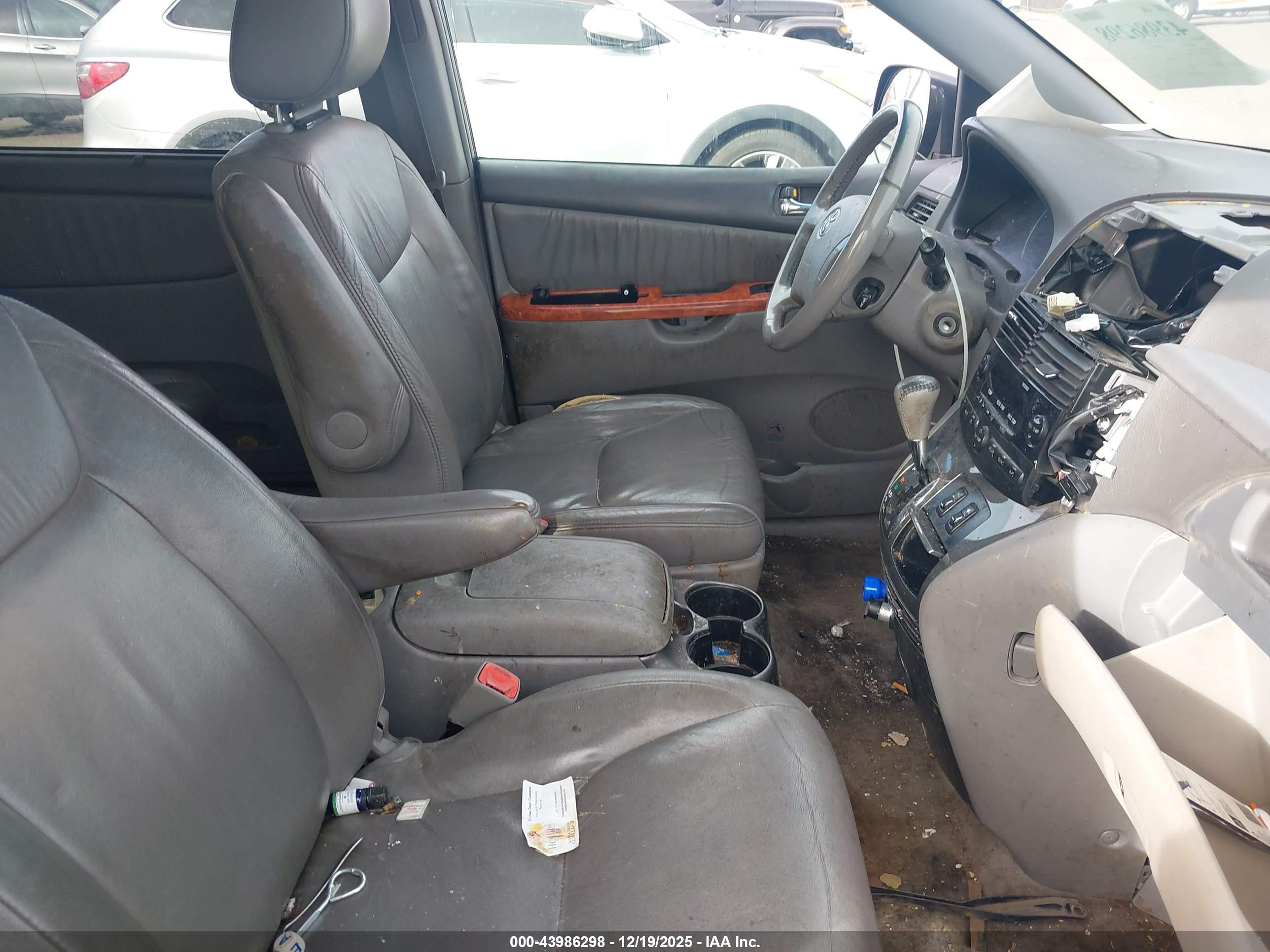 TOYOTA SIENNA image 5