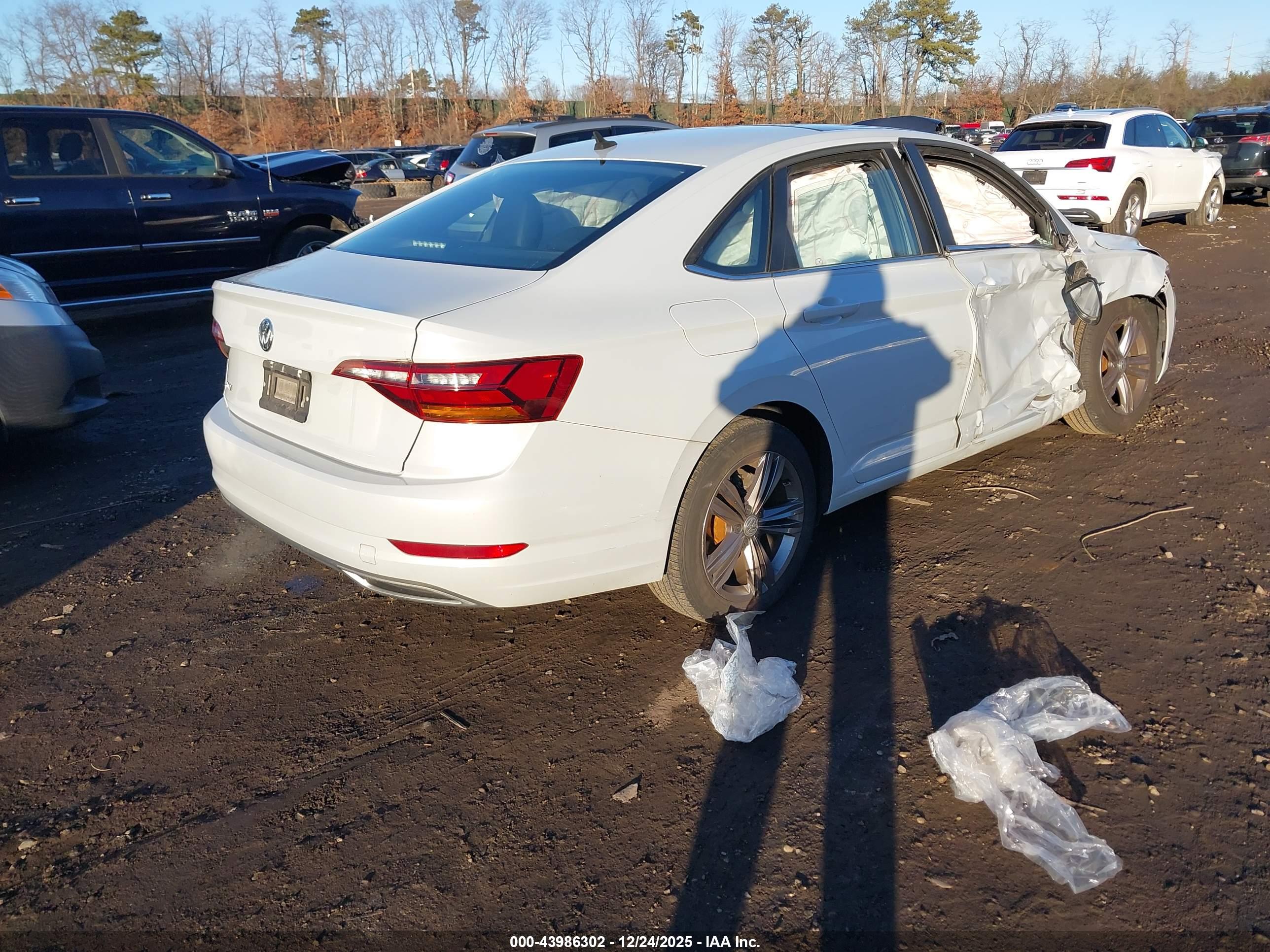 VOLKSWAGEN JETTA image 4