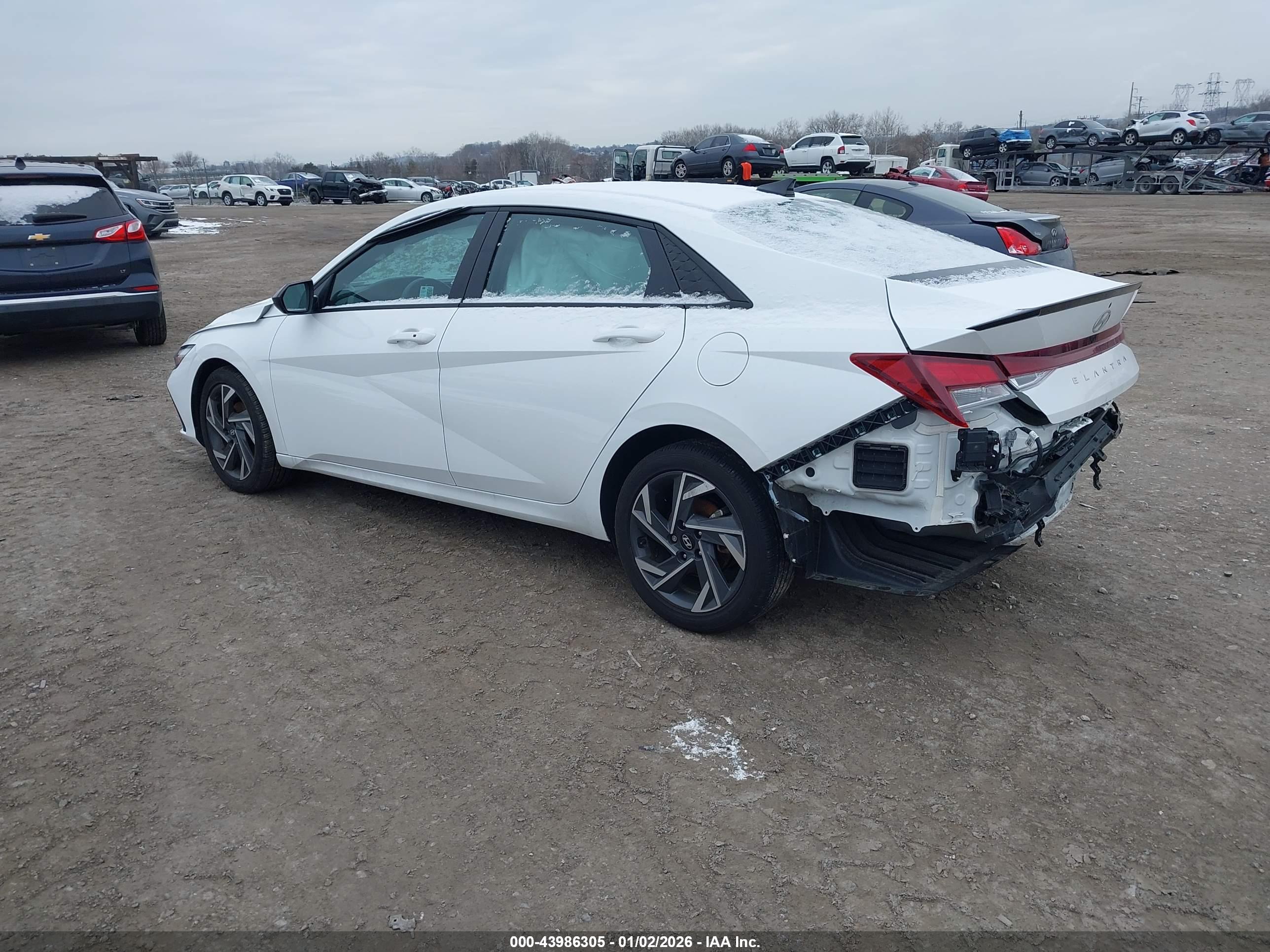 HYUNDAI ELANTRA image 3