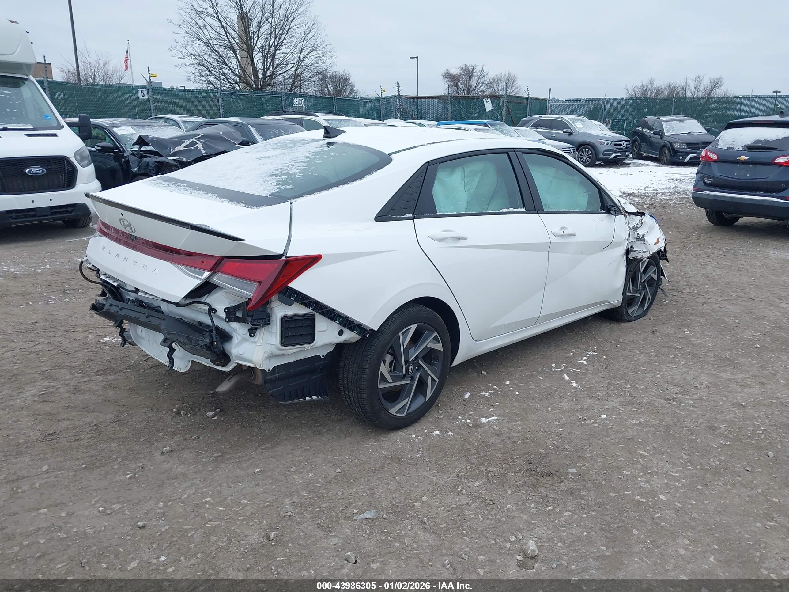 HYUNDAI ELANTRA image 4