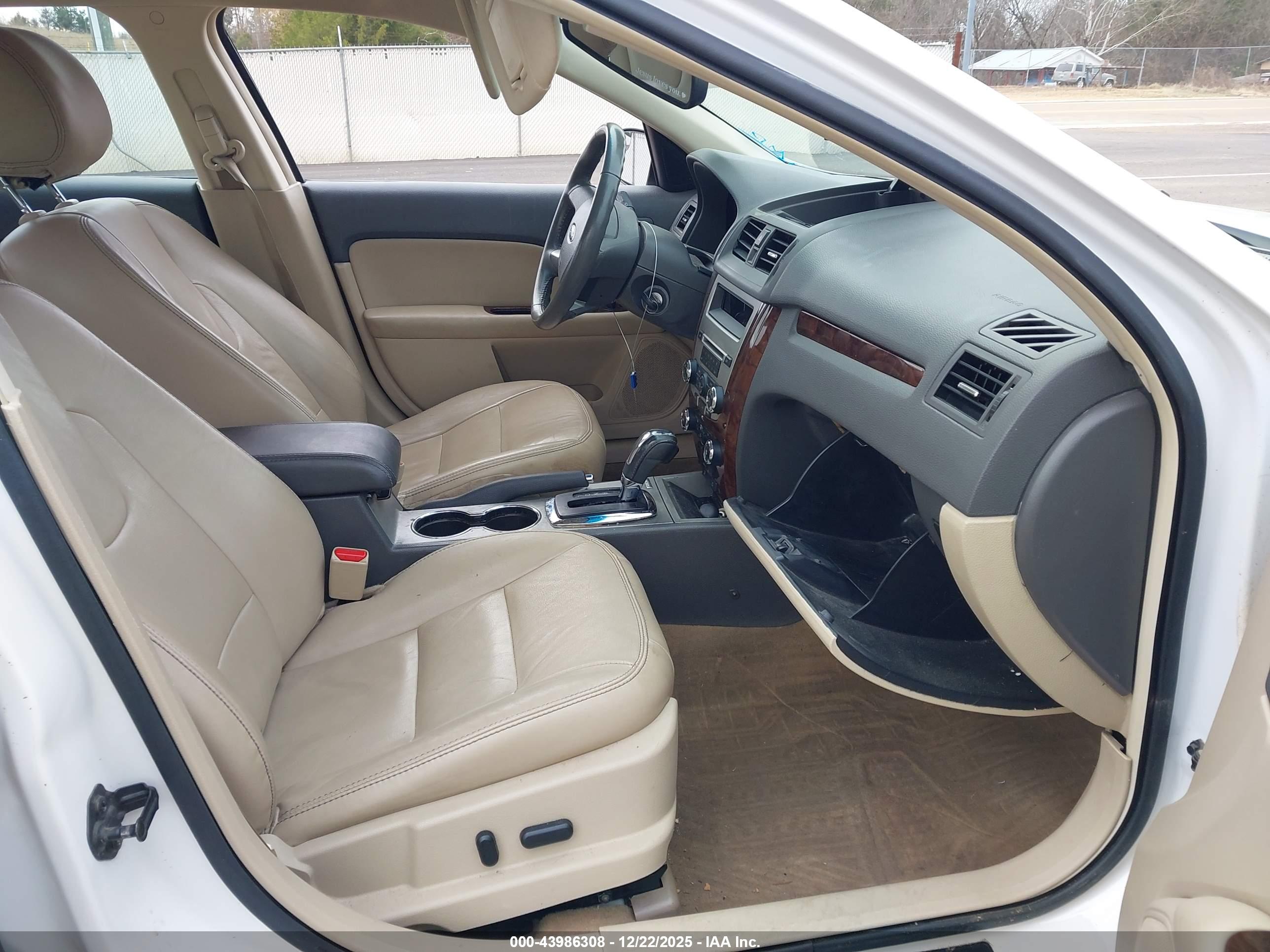 FORD FUSION image 5