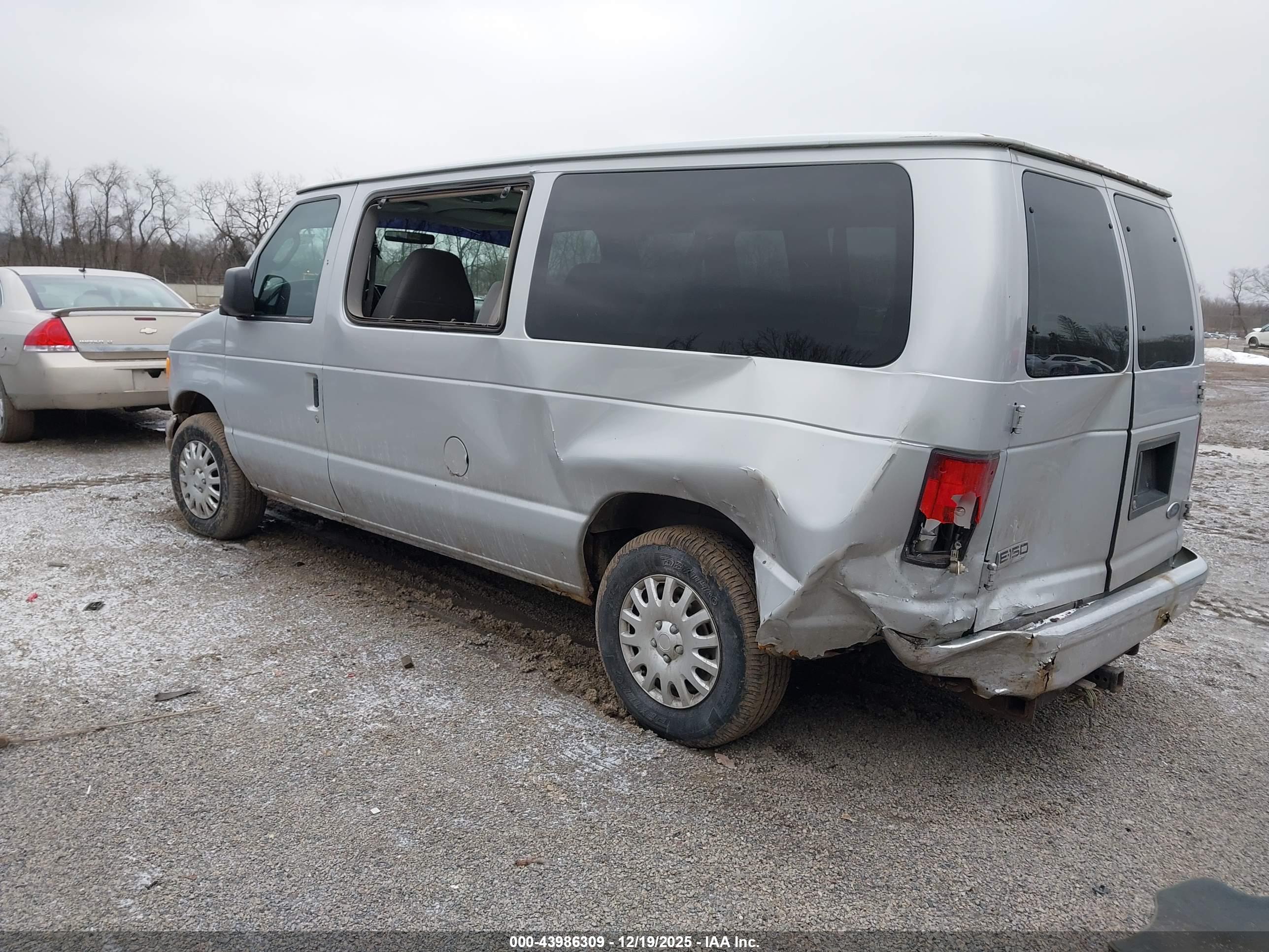 FORD E-150 image 3