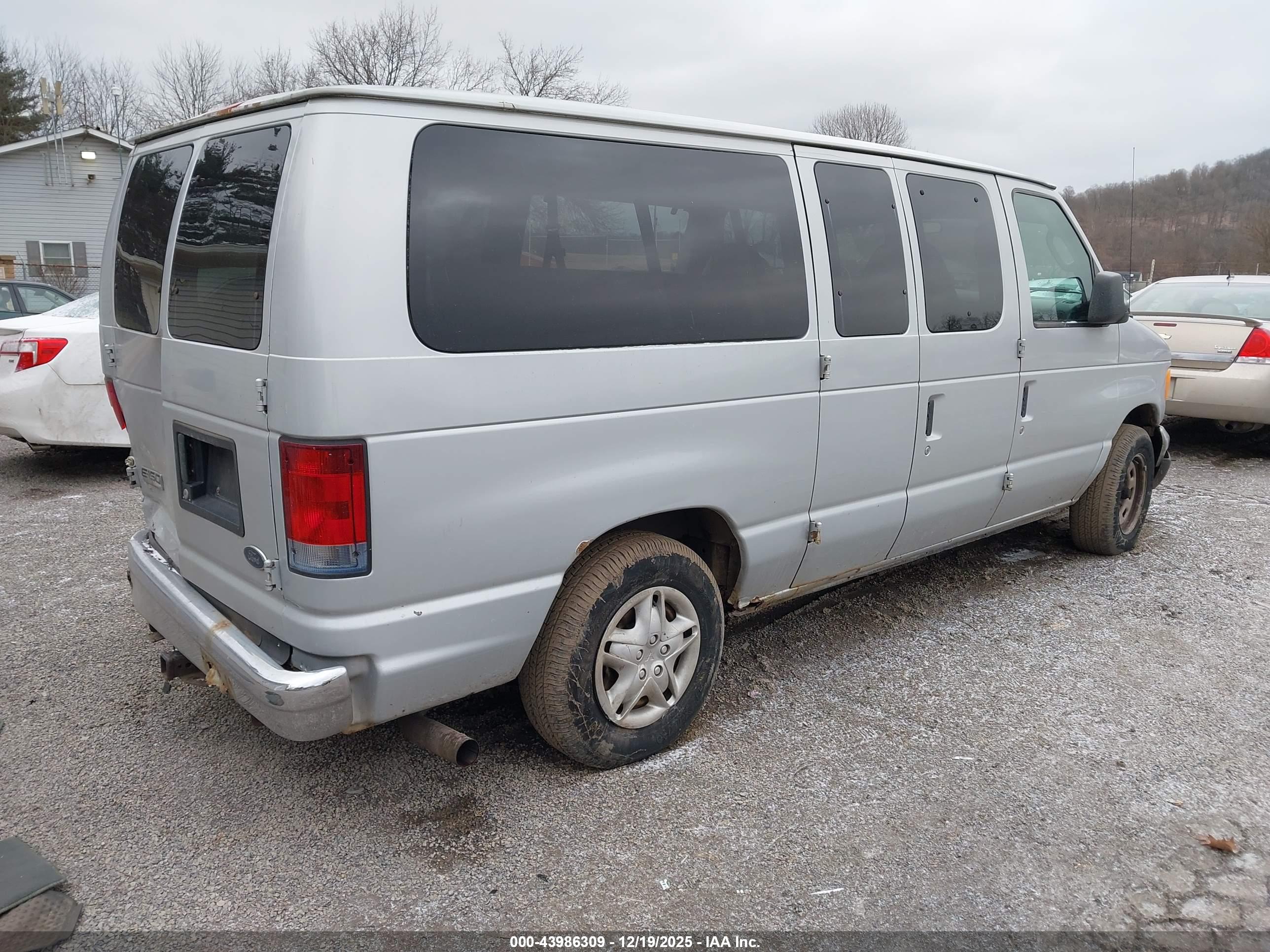 FORD E-150 image 4