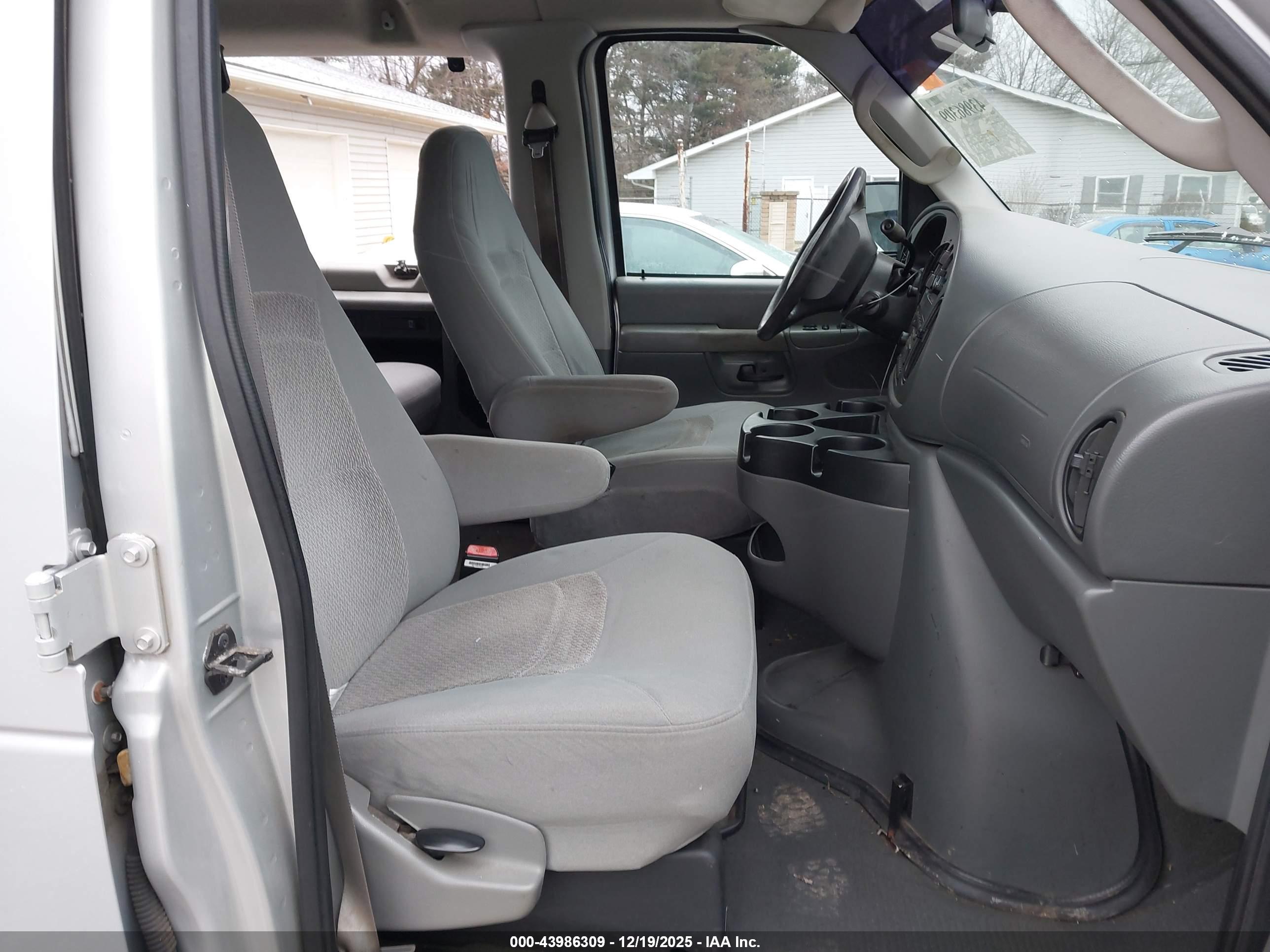FORD E-150 image 5