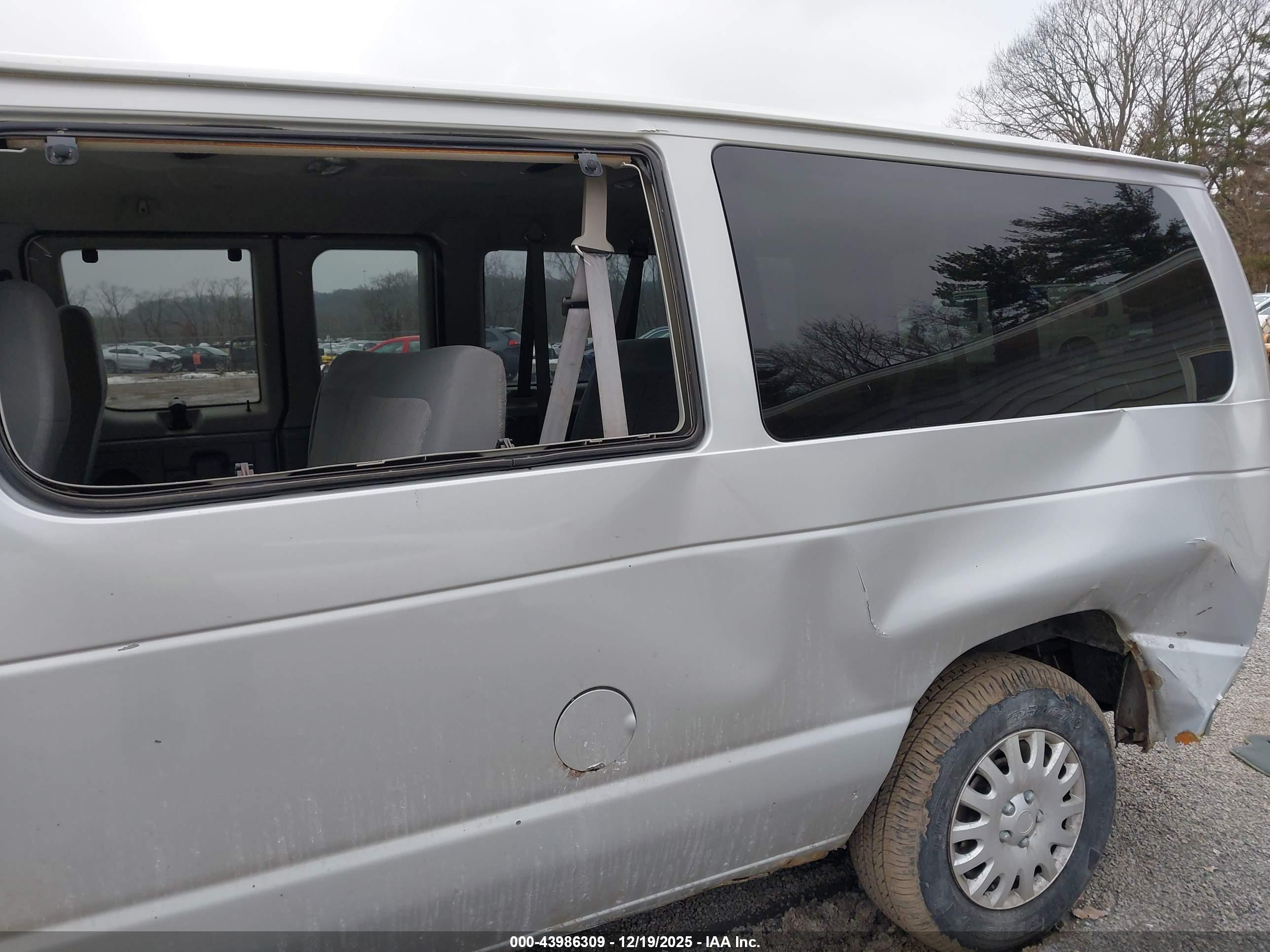FORD E-150 image 6