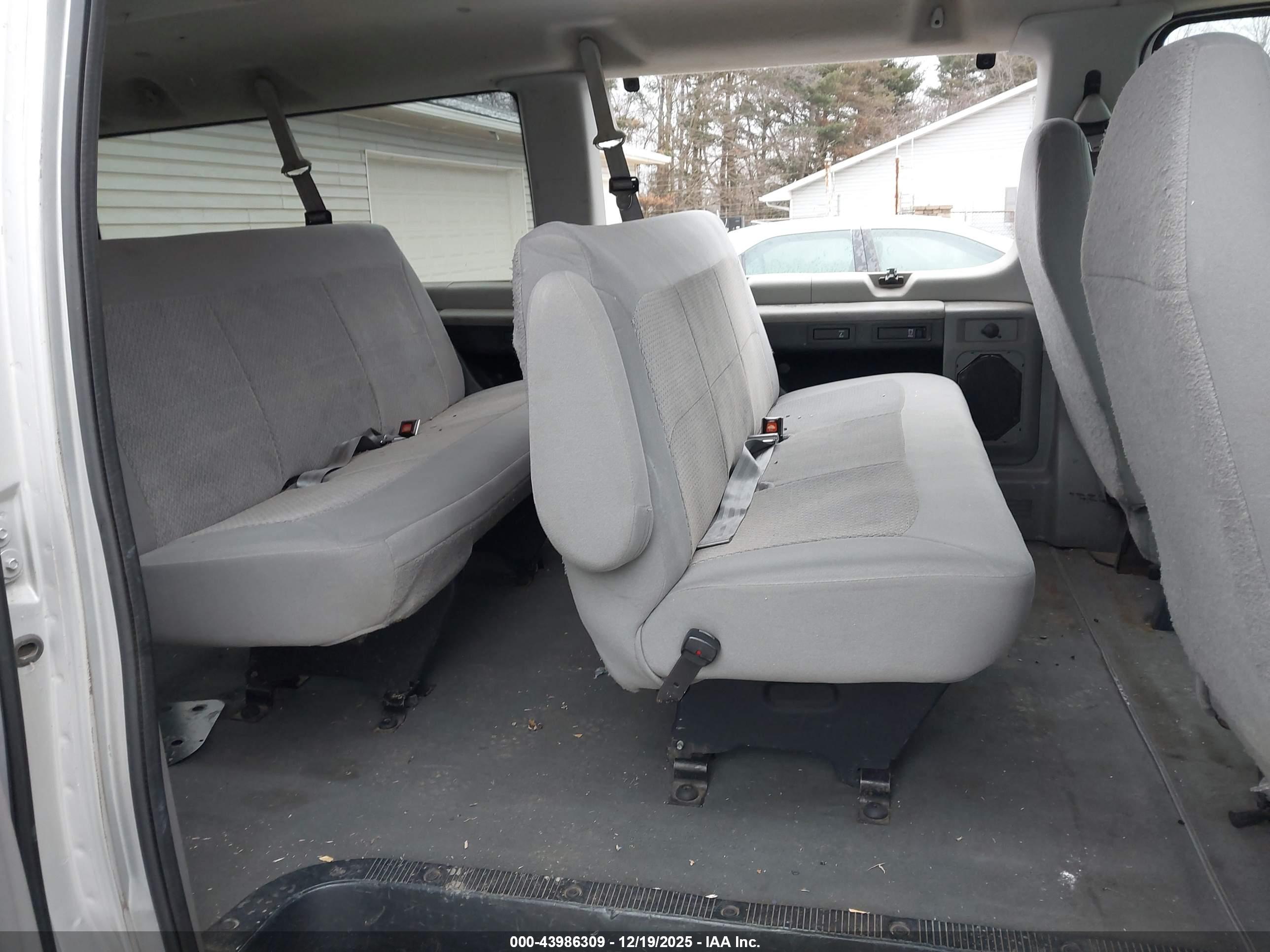 FORD E-150 image 8