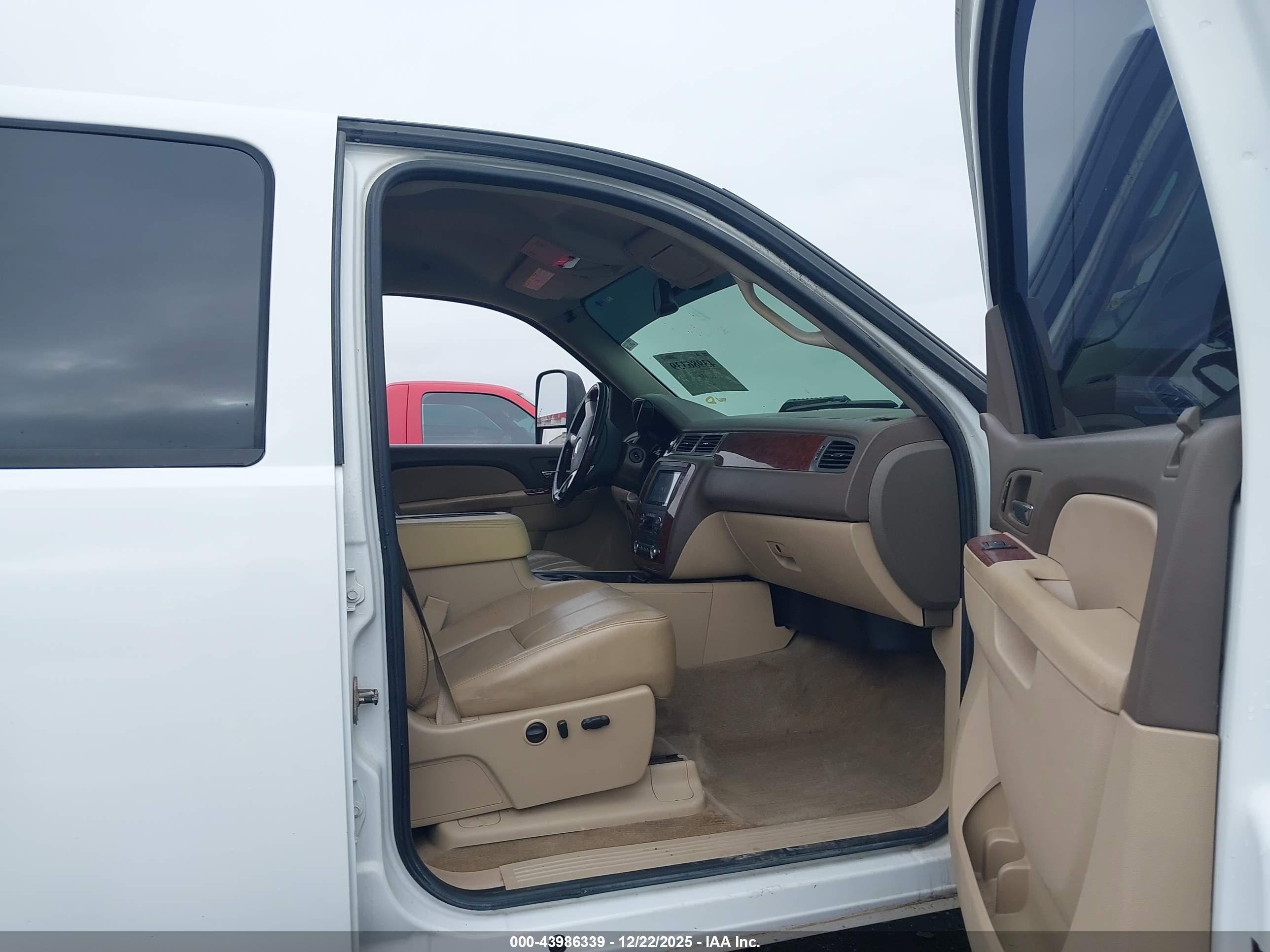 CHEVROLET SILVERADO image 5