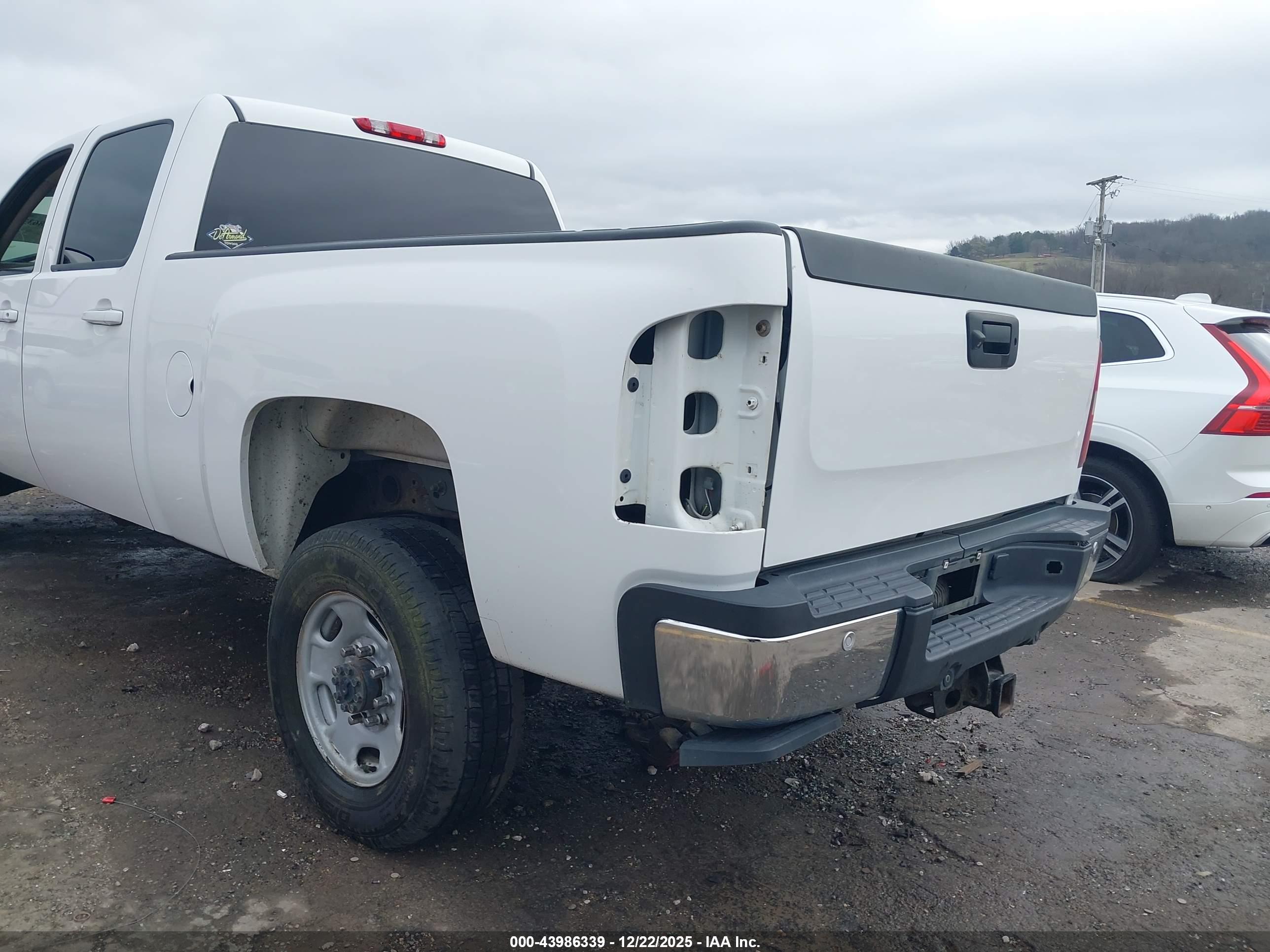 CHEVROLET SILVERADO image 6