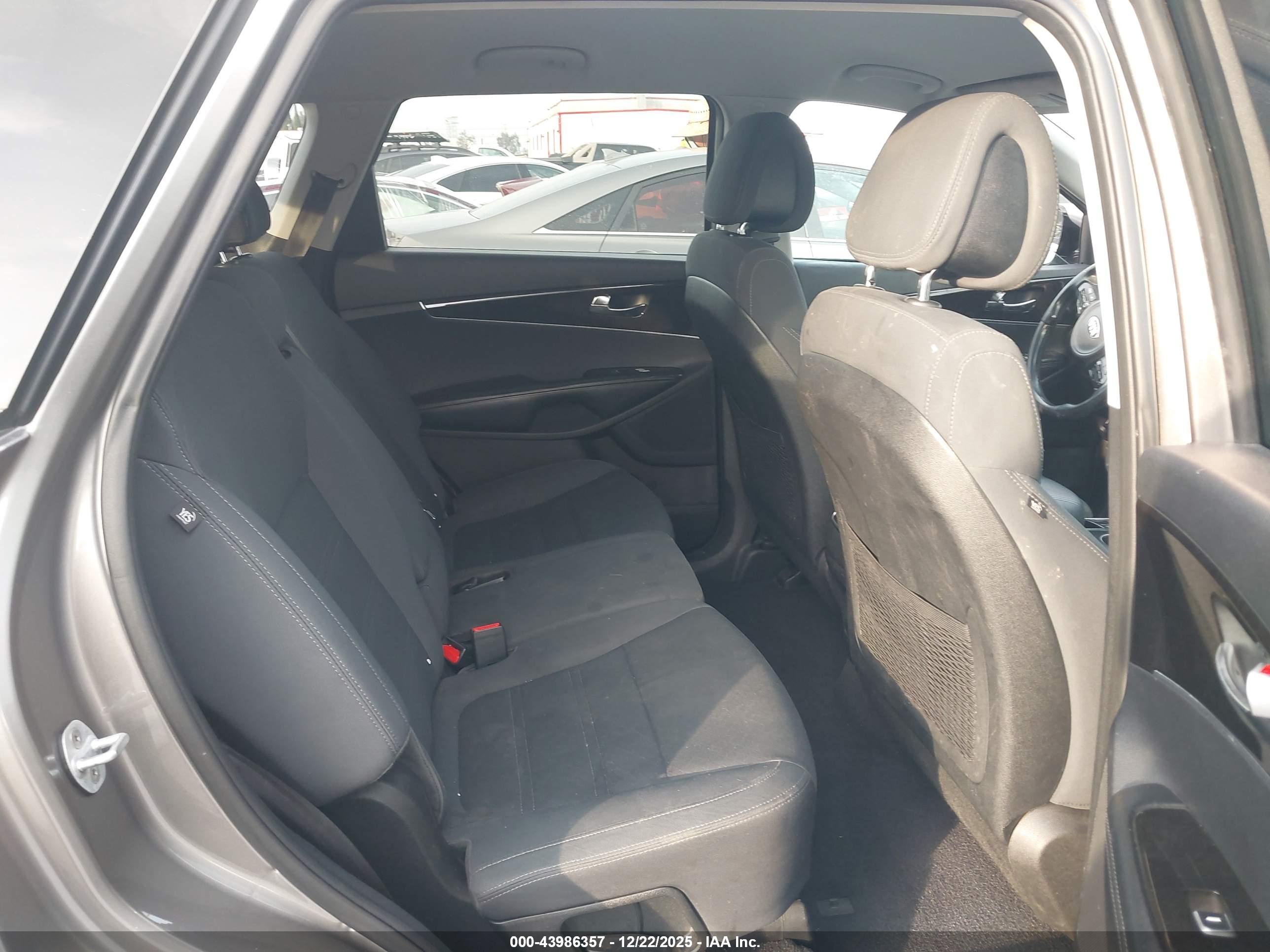 KIA SORENTO image 8