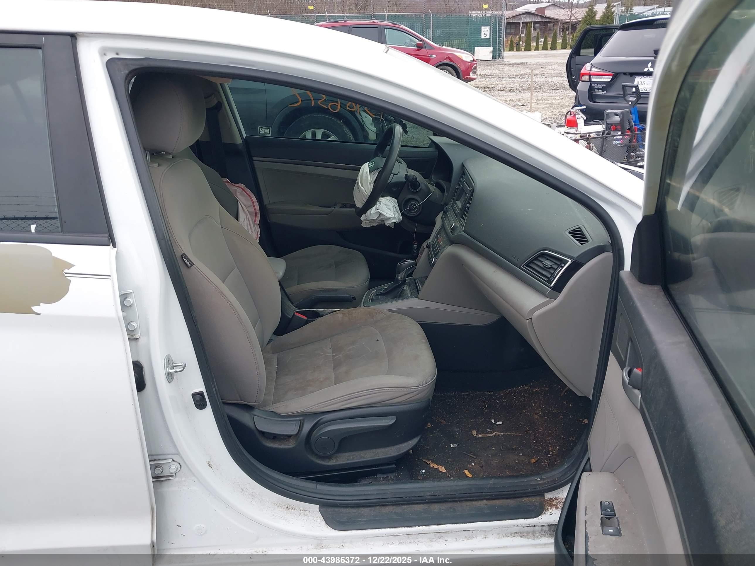 HYUNDAI ELANTRA image 5