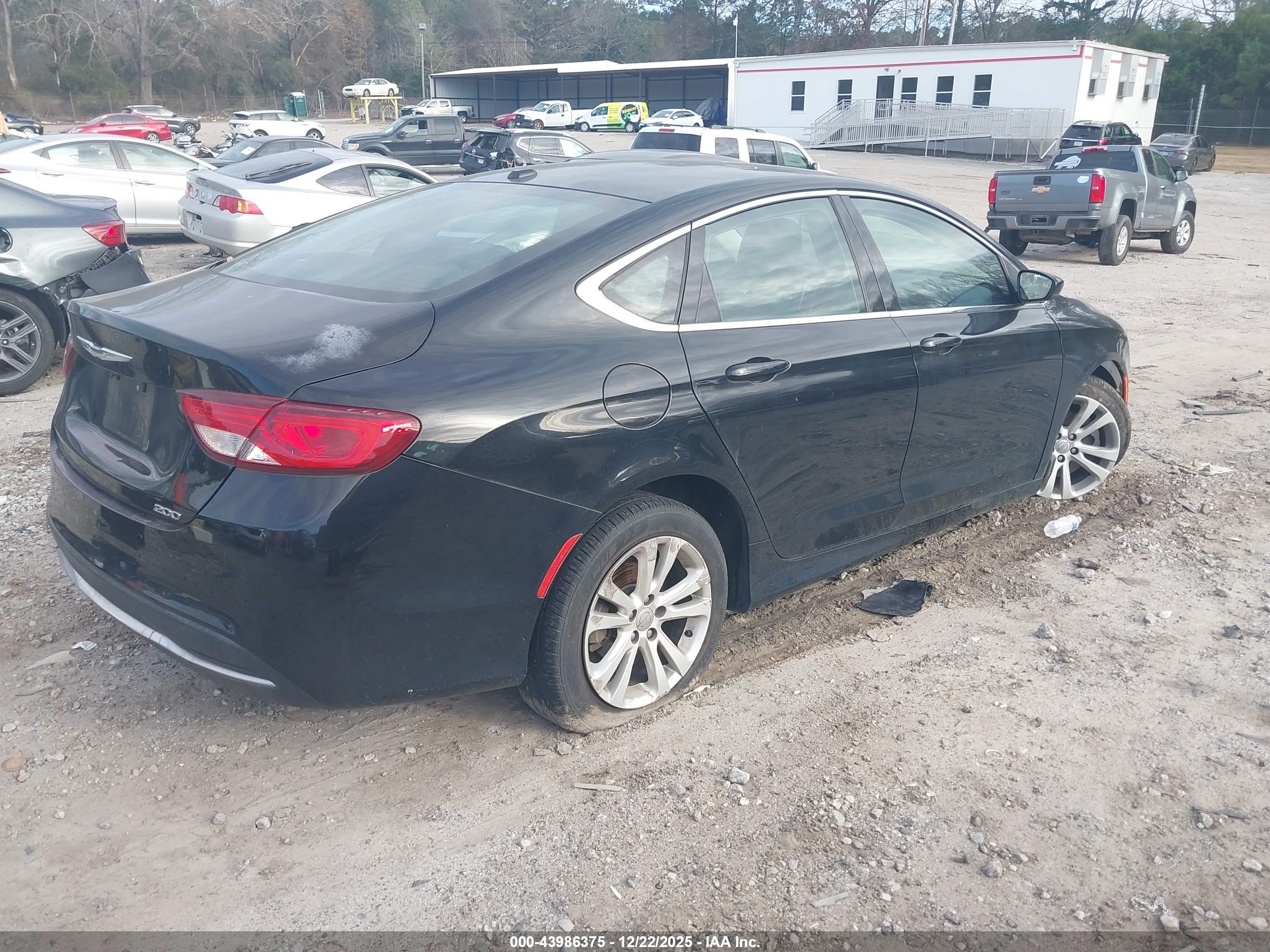 CHRYSLER 200 image 4