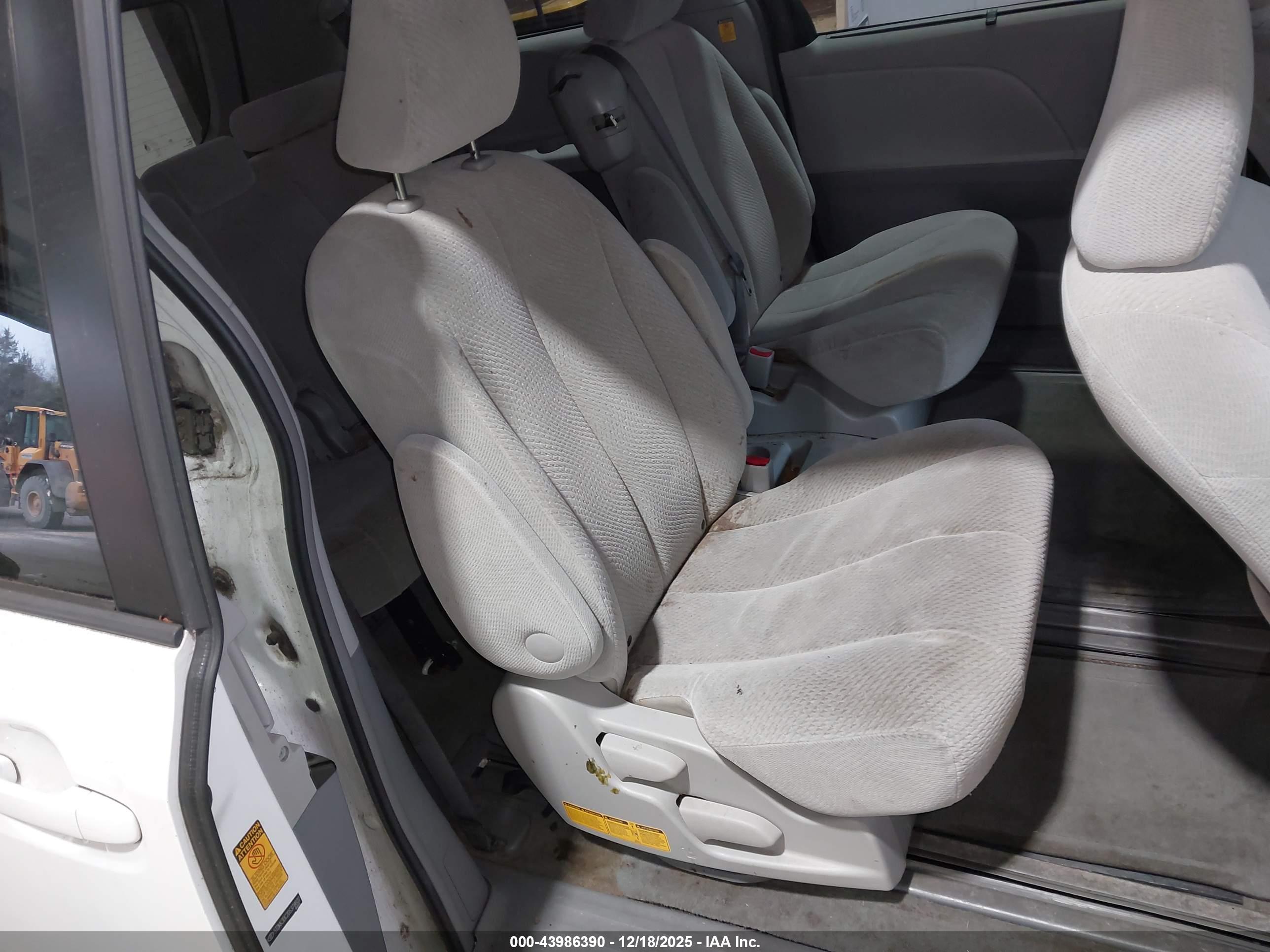 TOYOTA SIENNA image 8