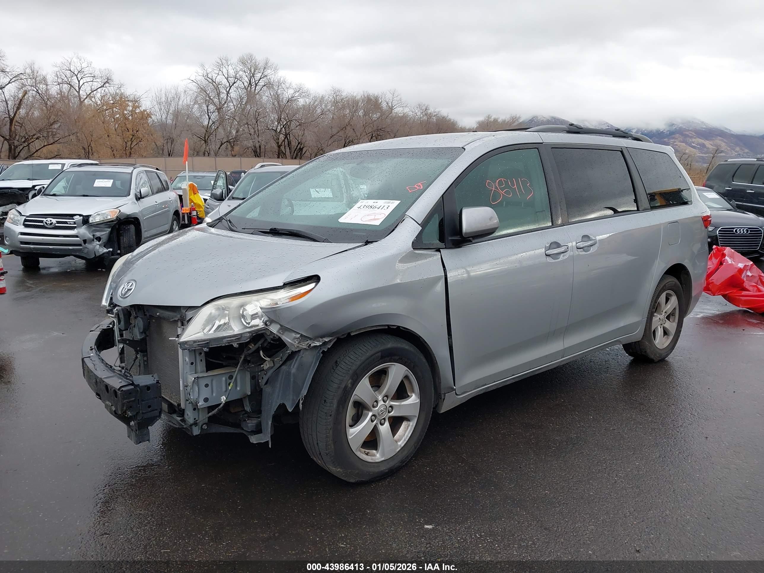 TOYOTA SIENNA image 2