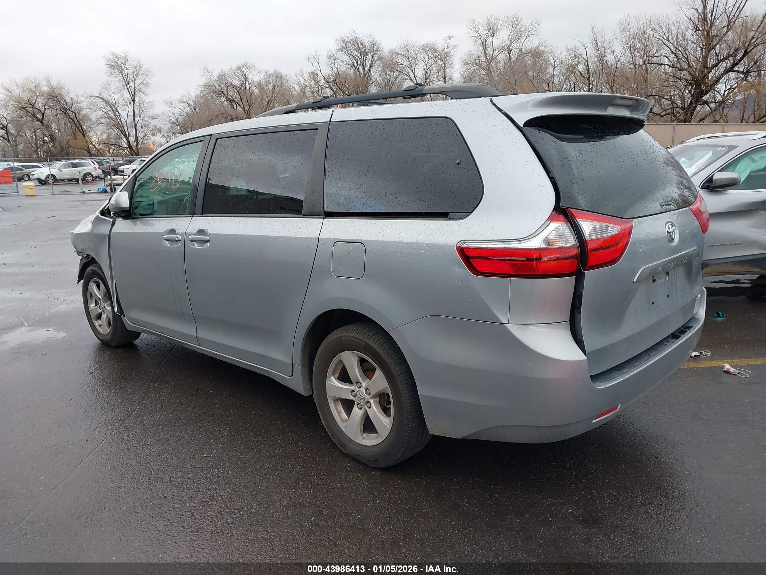 TOYOTA SIENNA image 3
