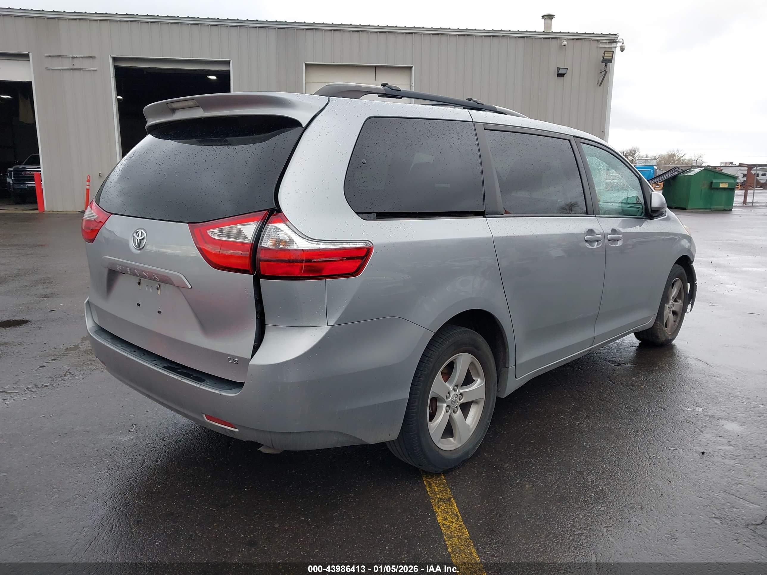 TOYOTA SIENNA image 4