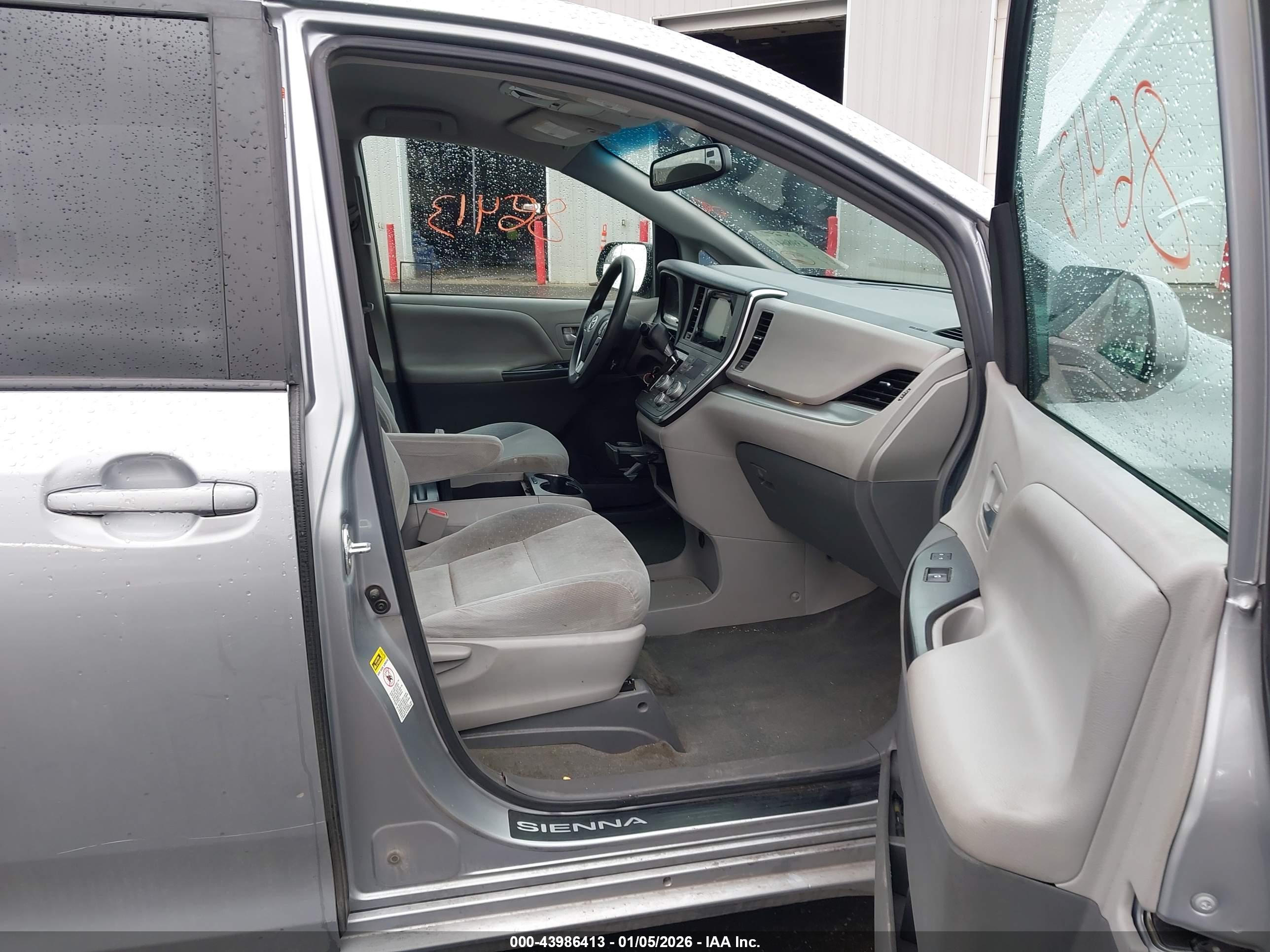 TOYOTA SIENNA image 5