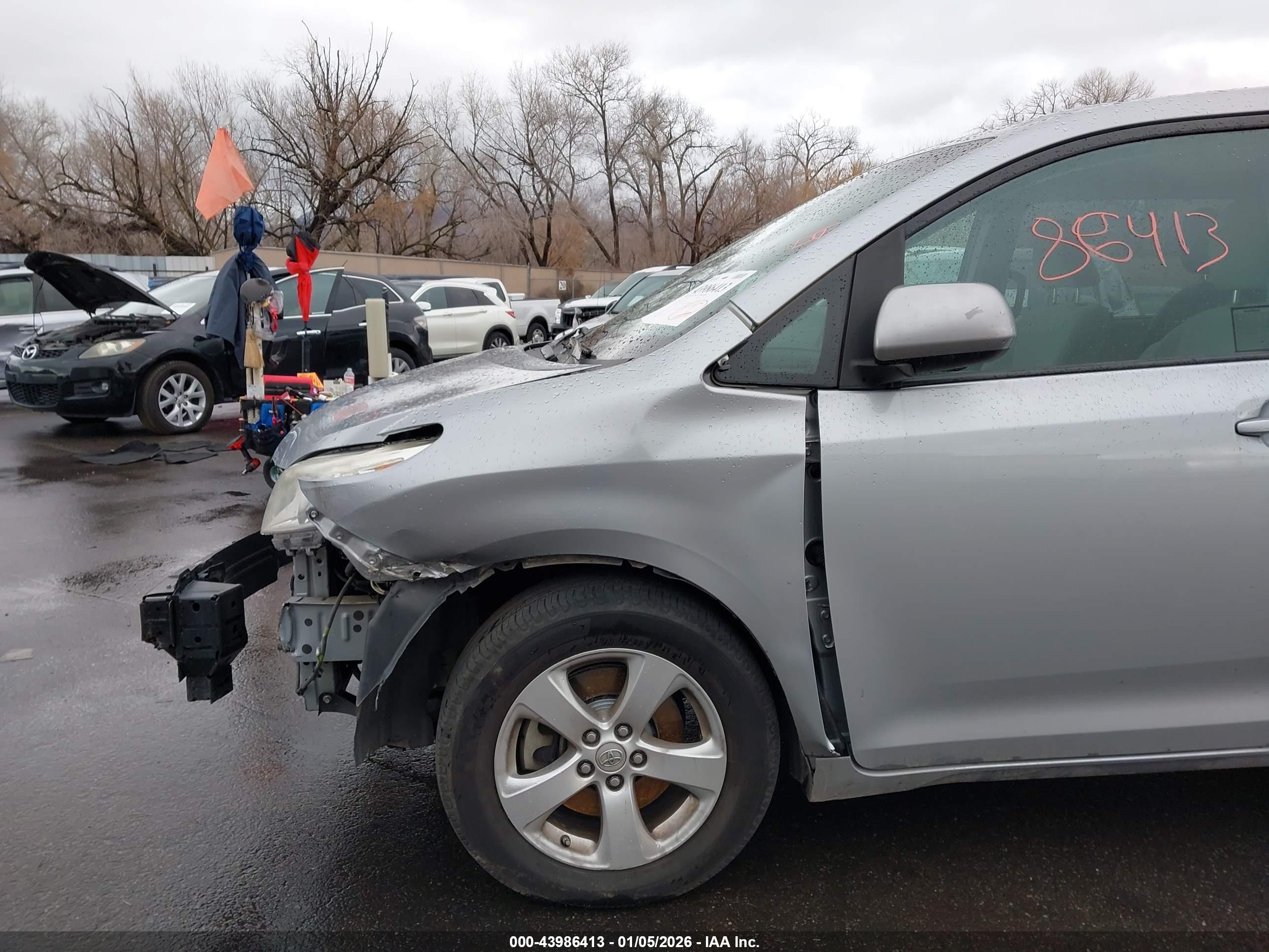 TOYOTA SIENNA image 6