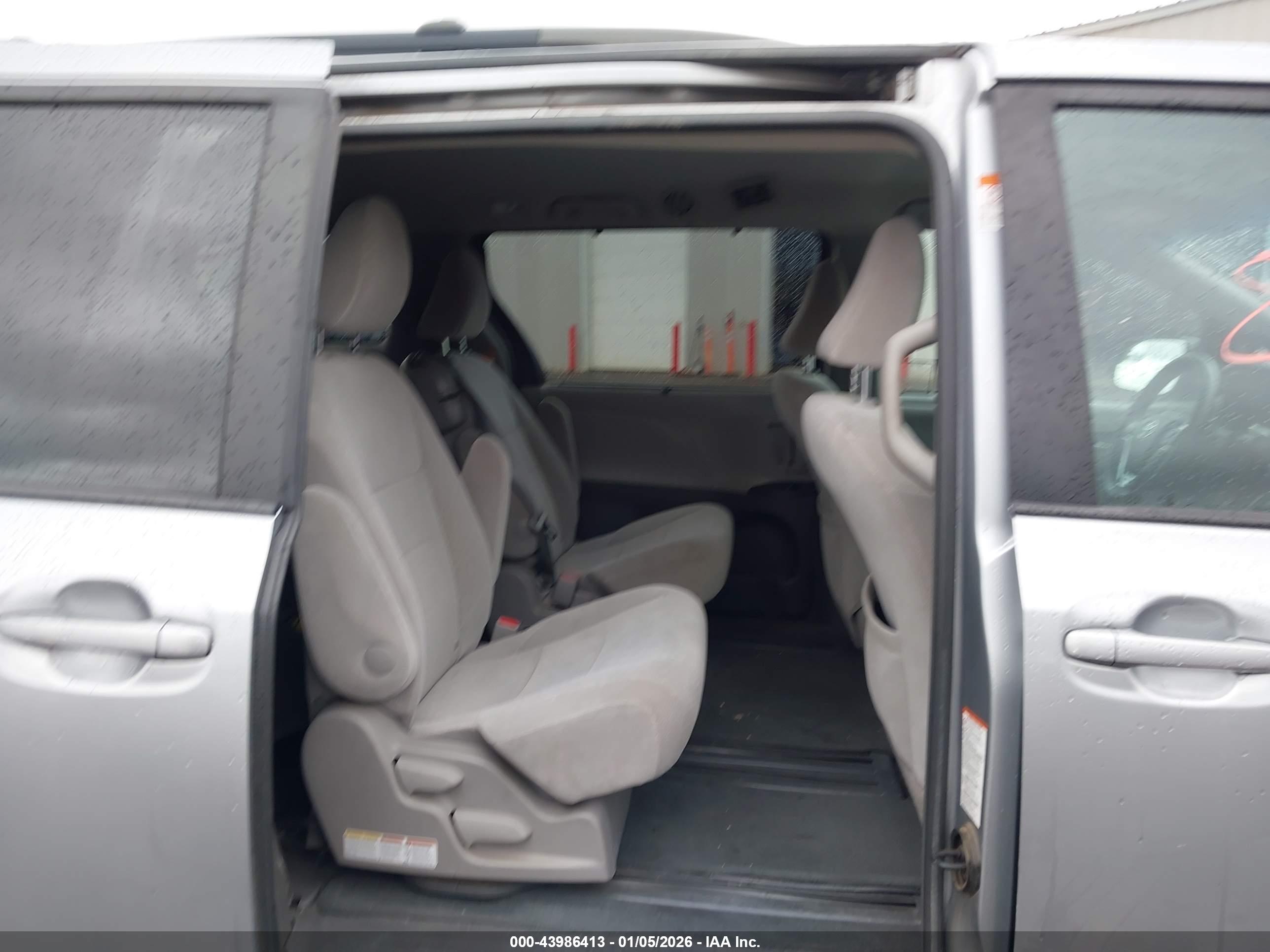 TOYOTA SIENNA image 8