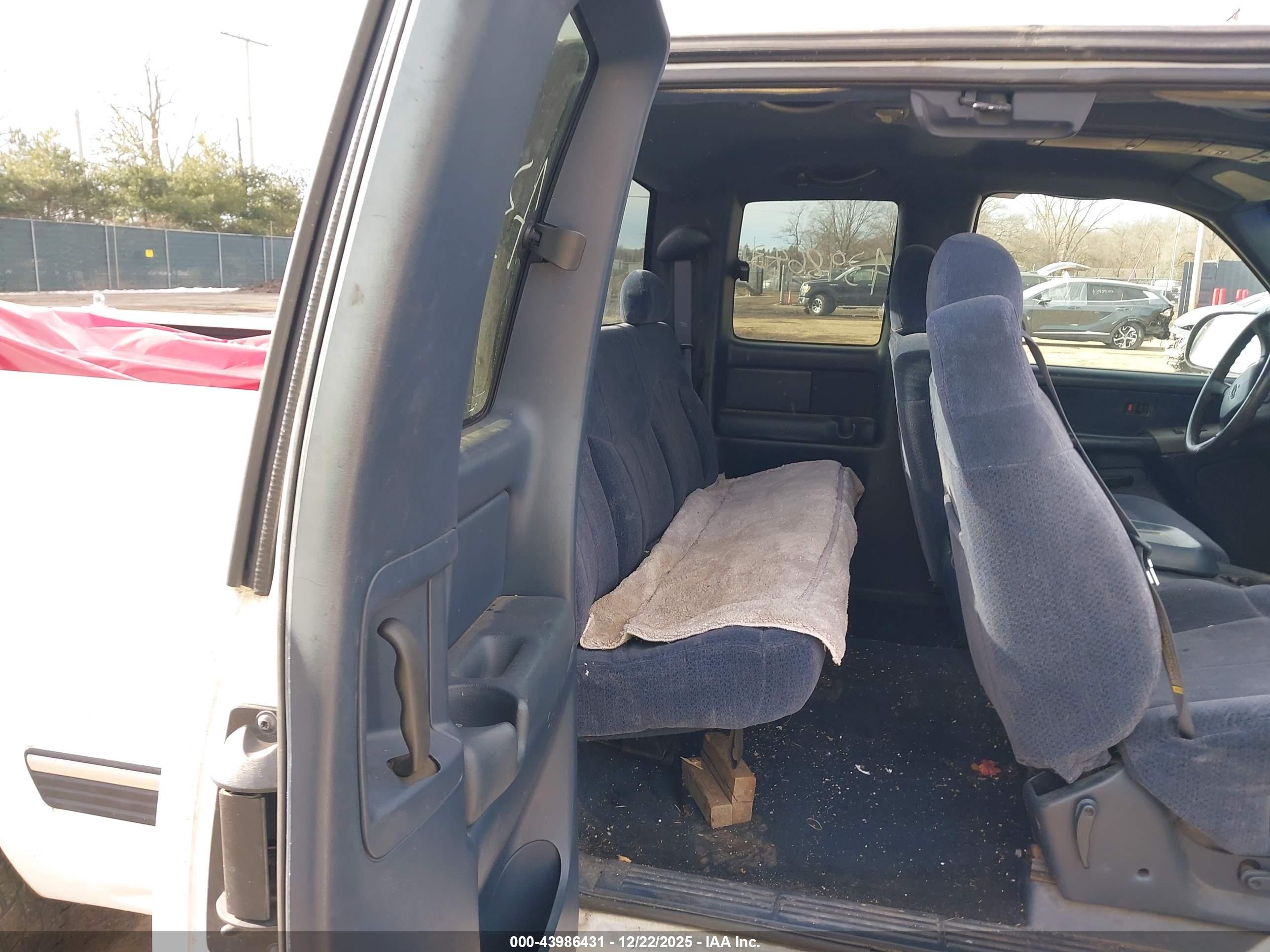 CHEVROLET SILVERADO image 8