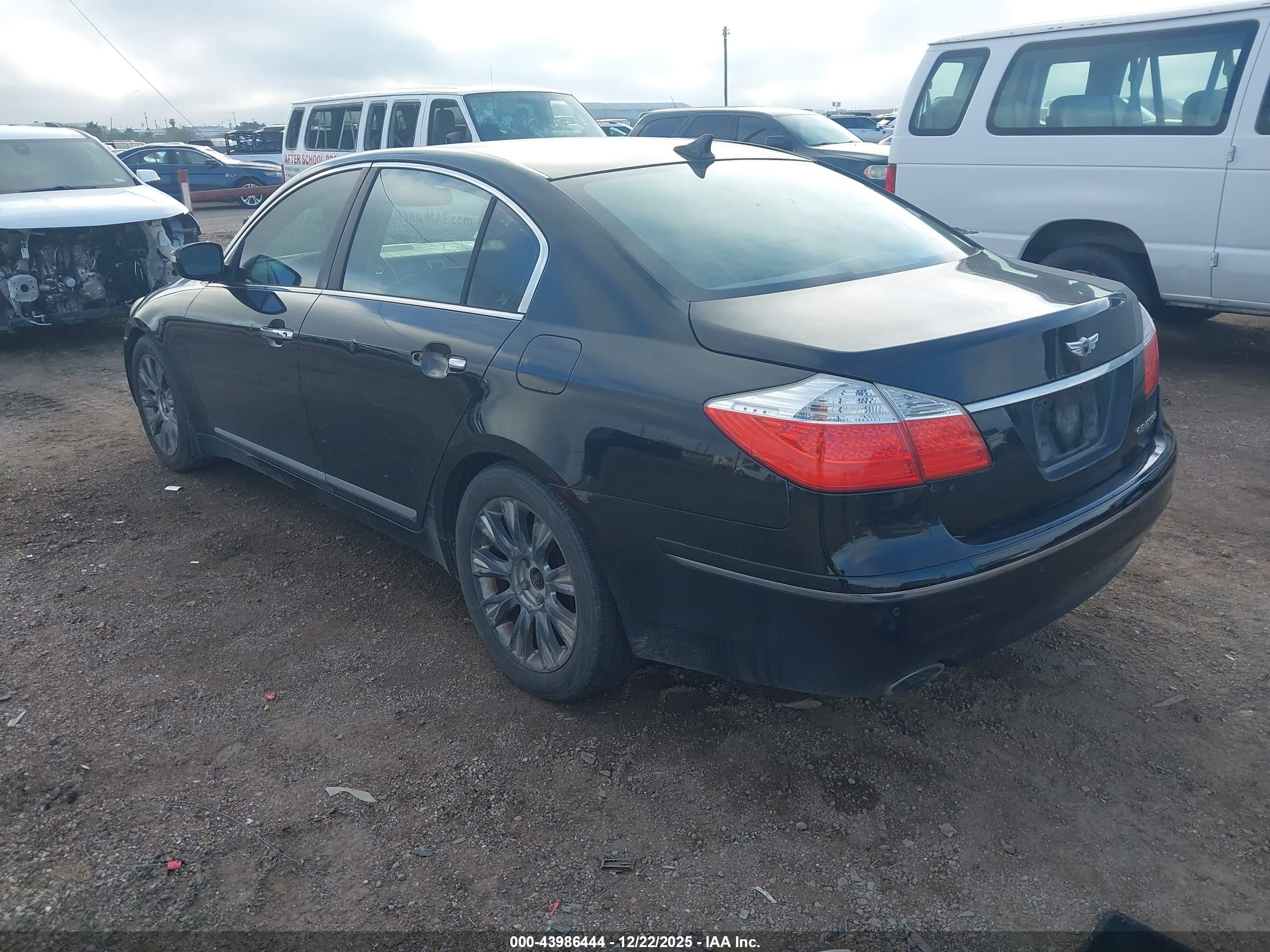 HYUNDAI GENESIS image 3