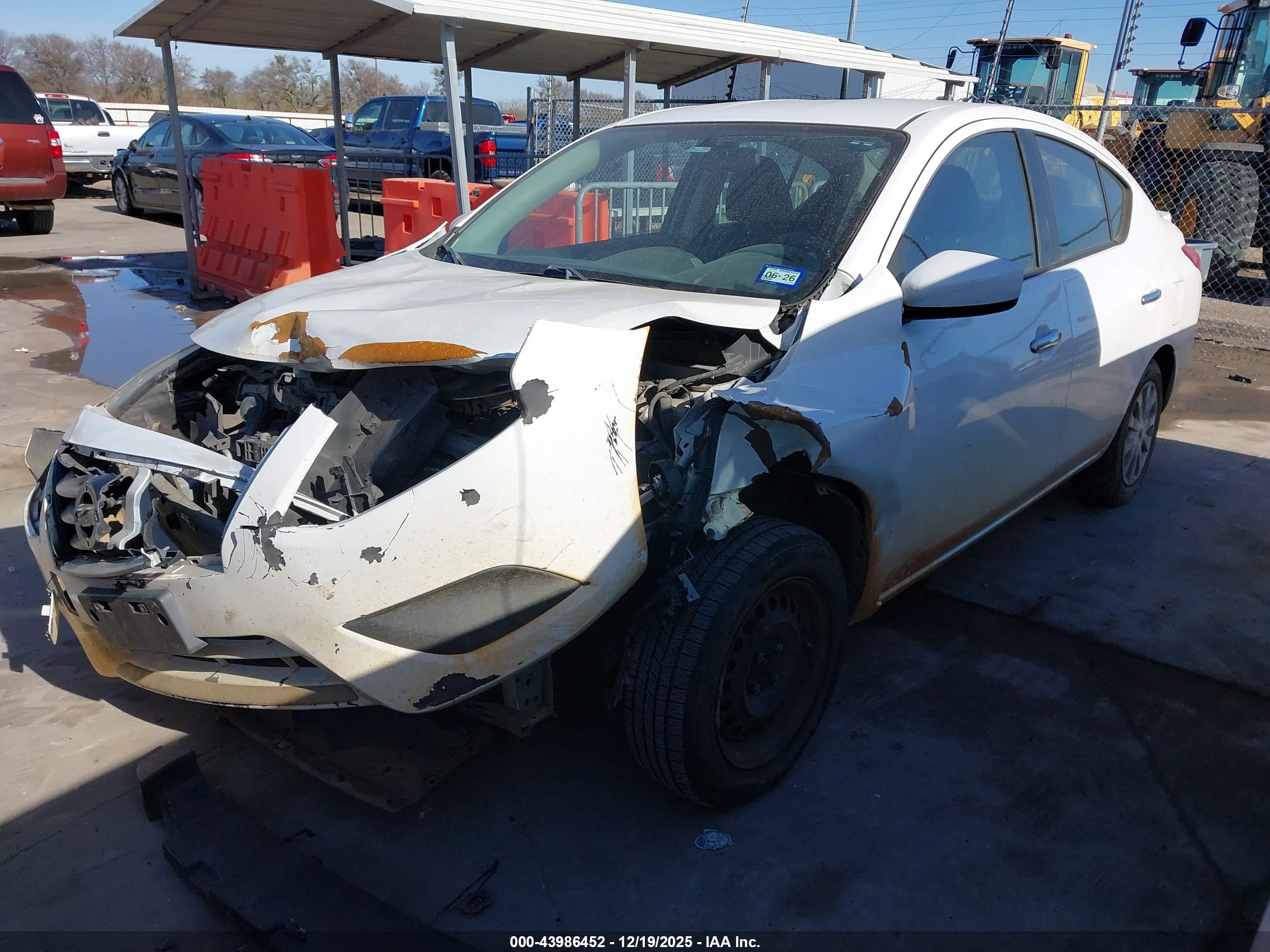 NISSAN VERSA image 2