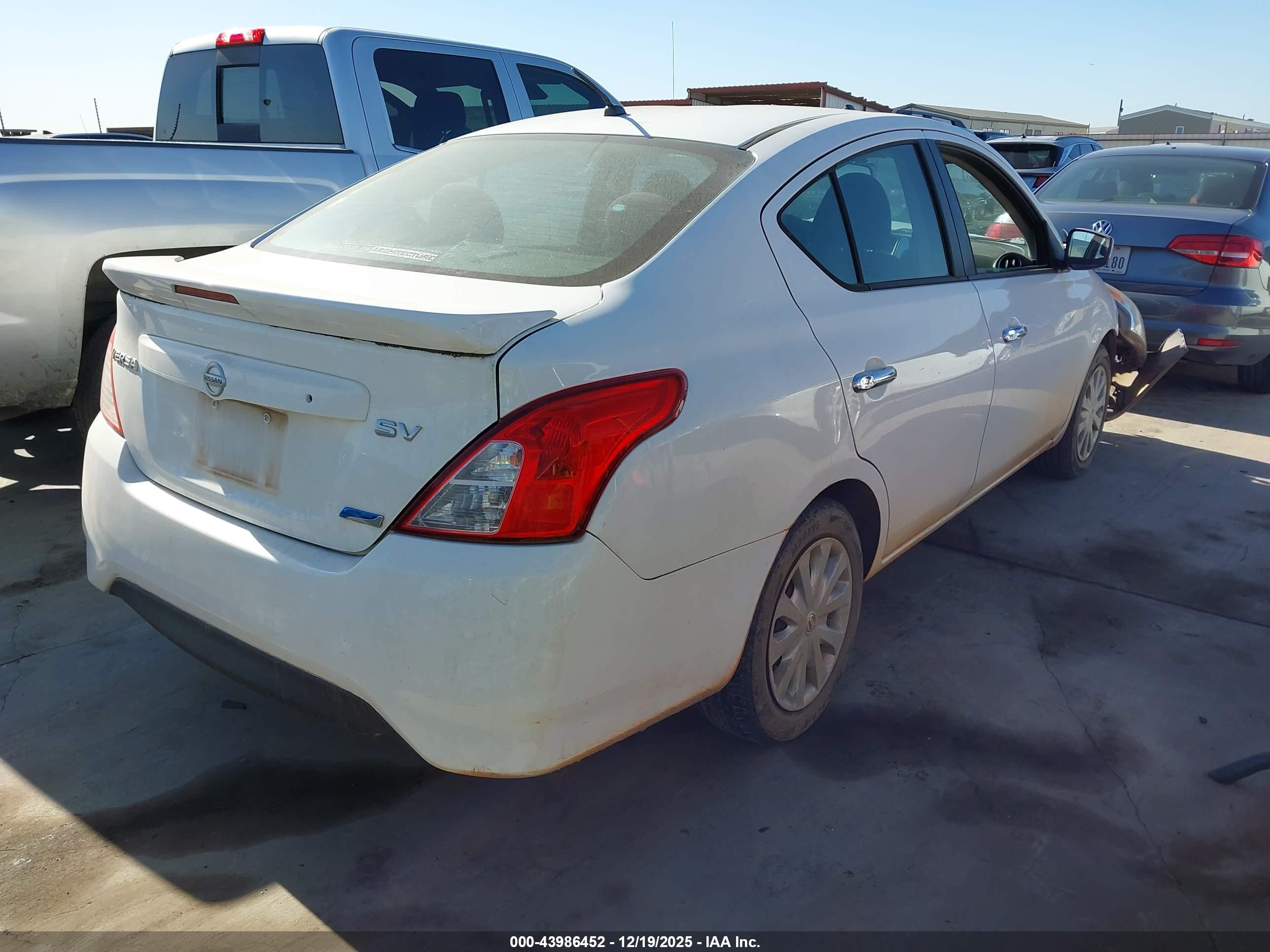 NISSAN VERSA image 4