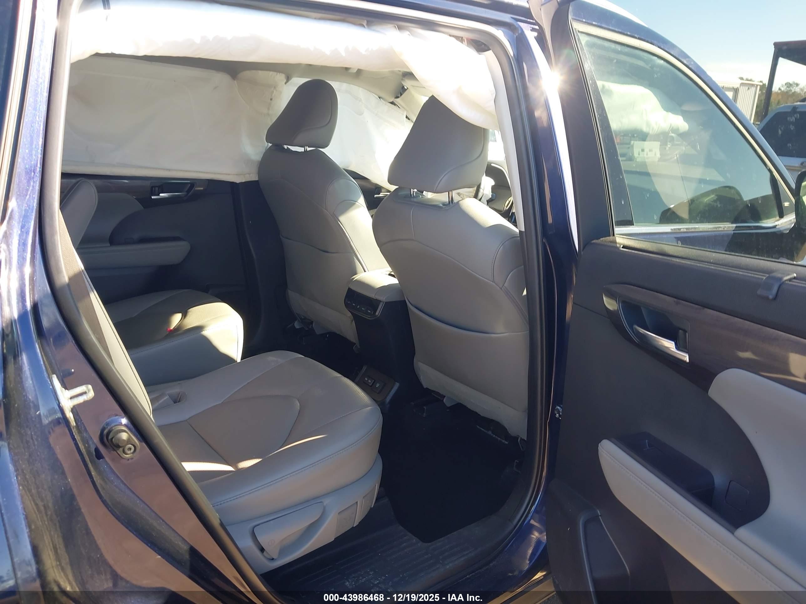 TOYOTA HIGHLANDER image 8